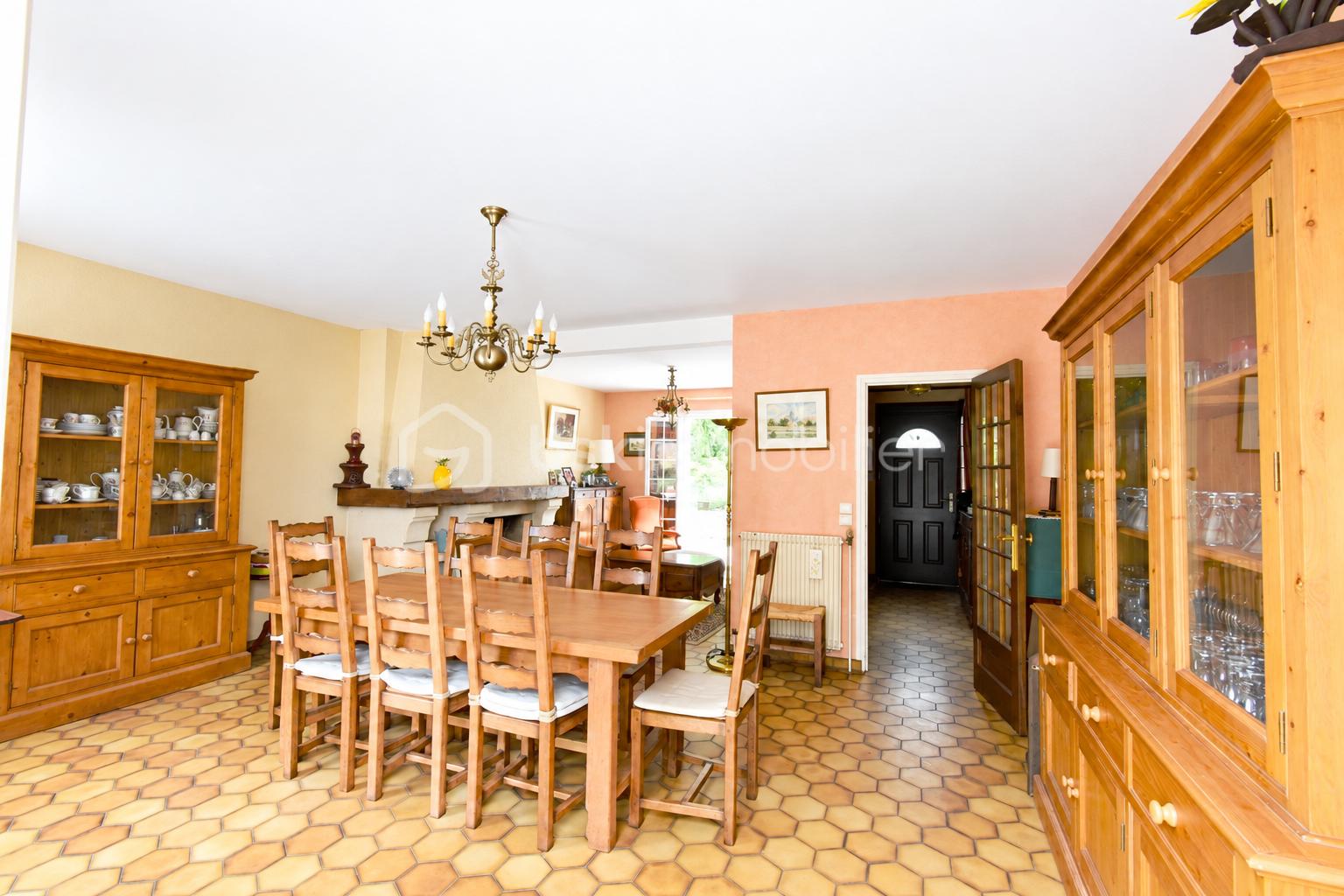 Salle à manger rustique sans tableau.png