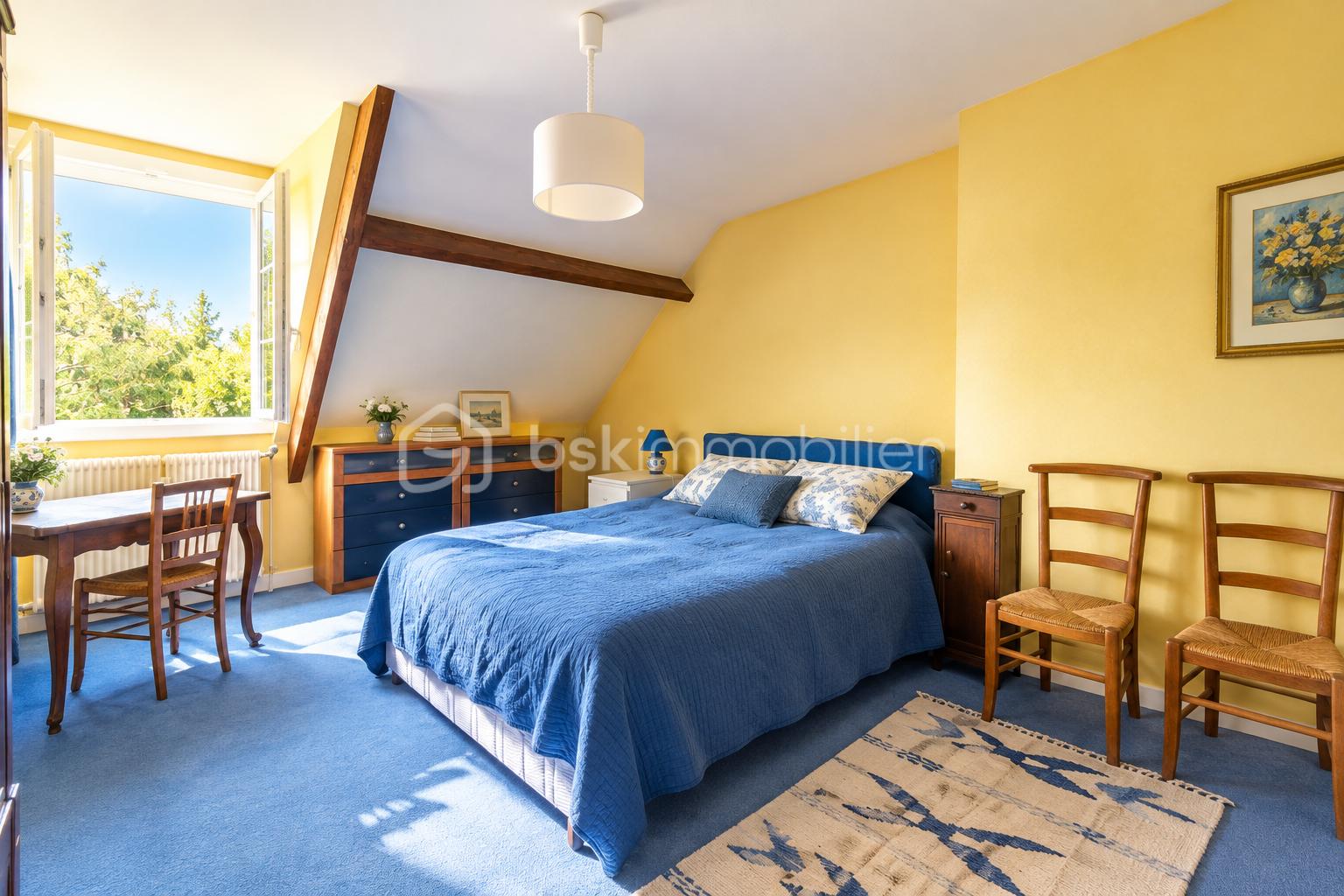 Chambre mansardée bleue et jaune lumineuse.png