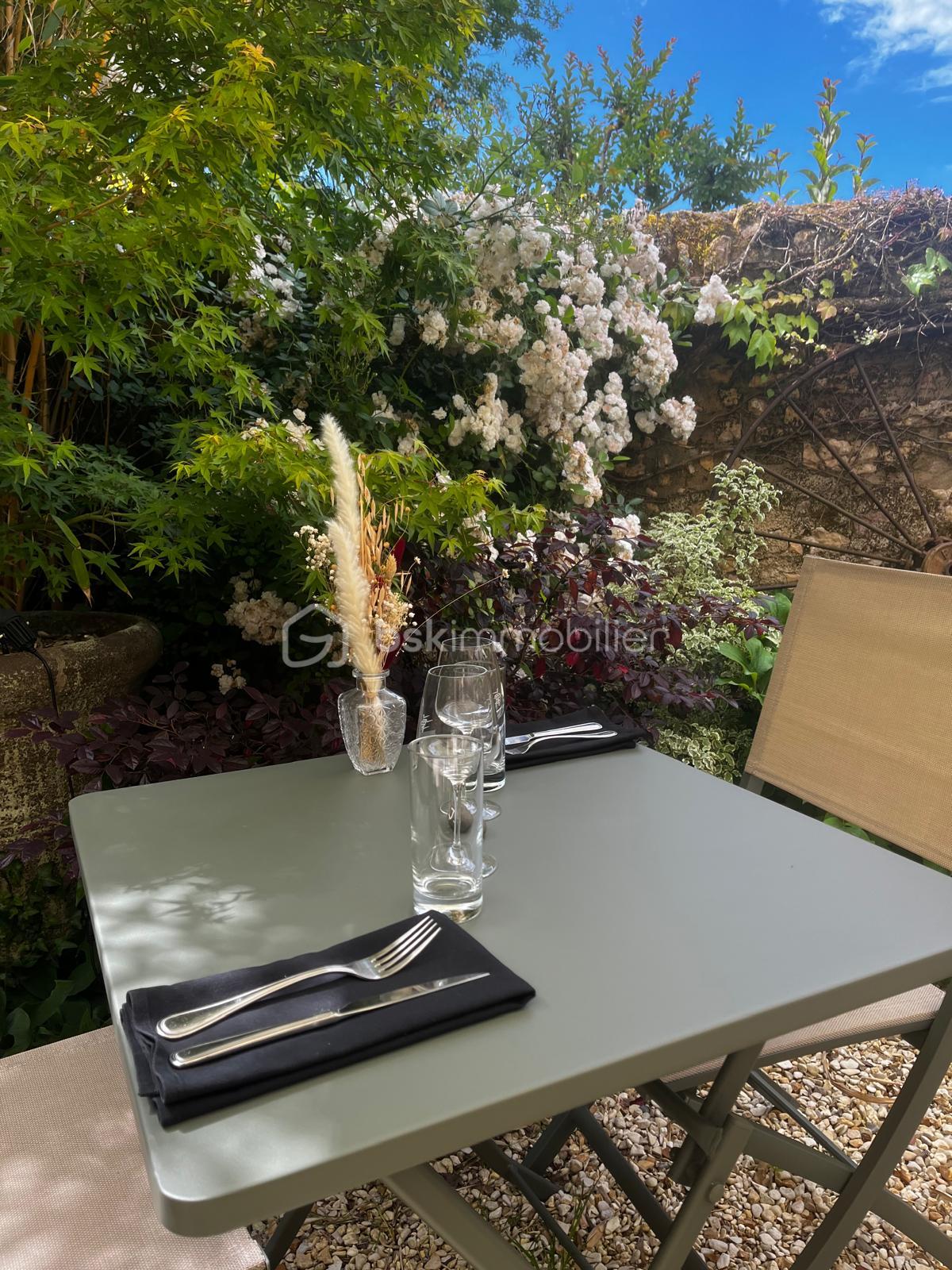 Local commercial de 779 m² - jardin 3.jpg