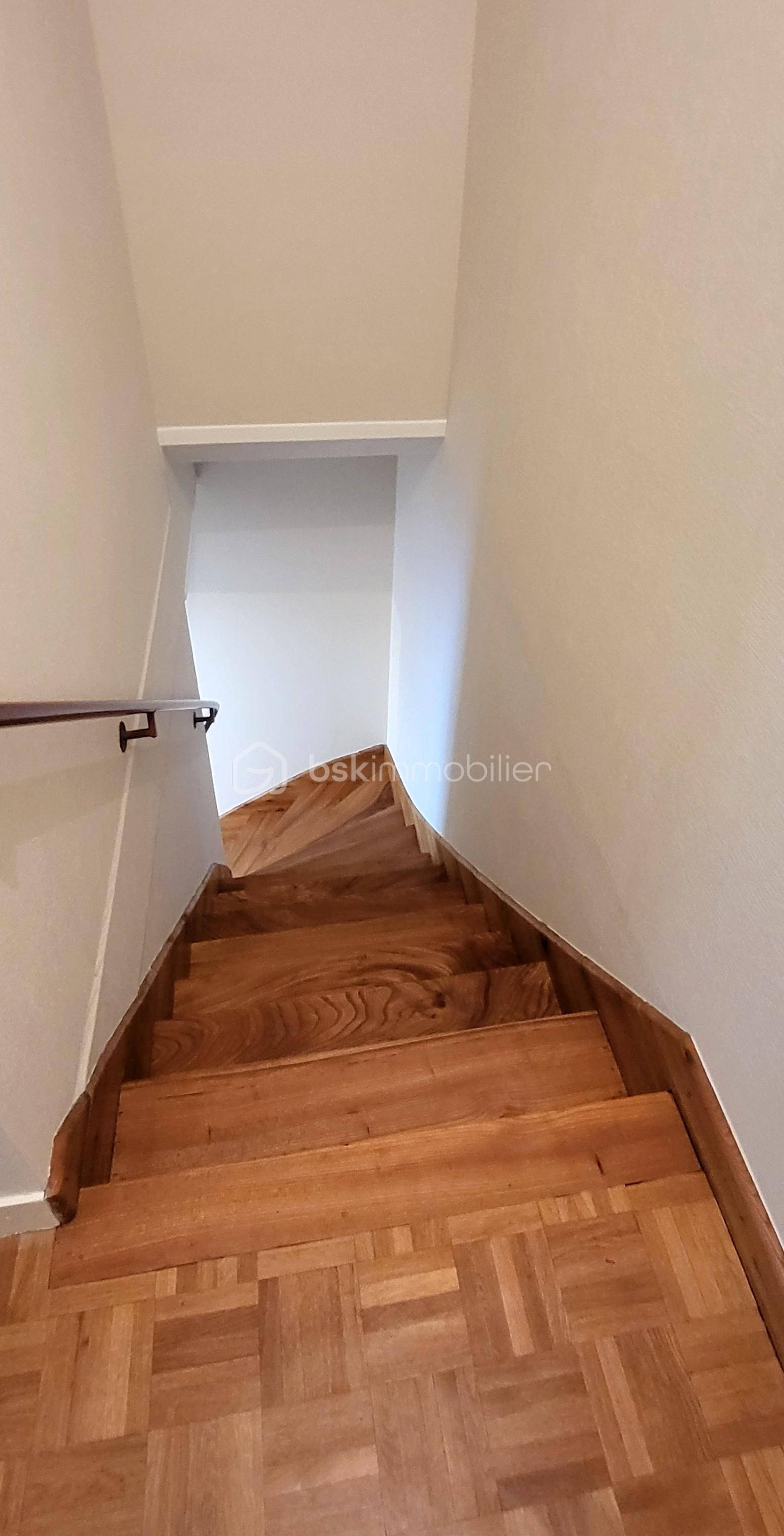 Maison de village de 92 m² - G rue froide escalier vers étage .jpg