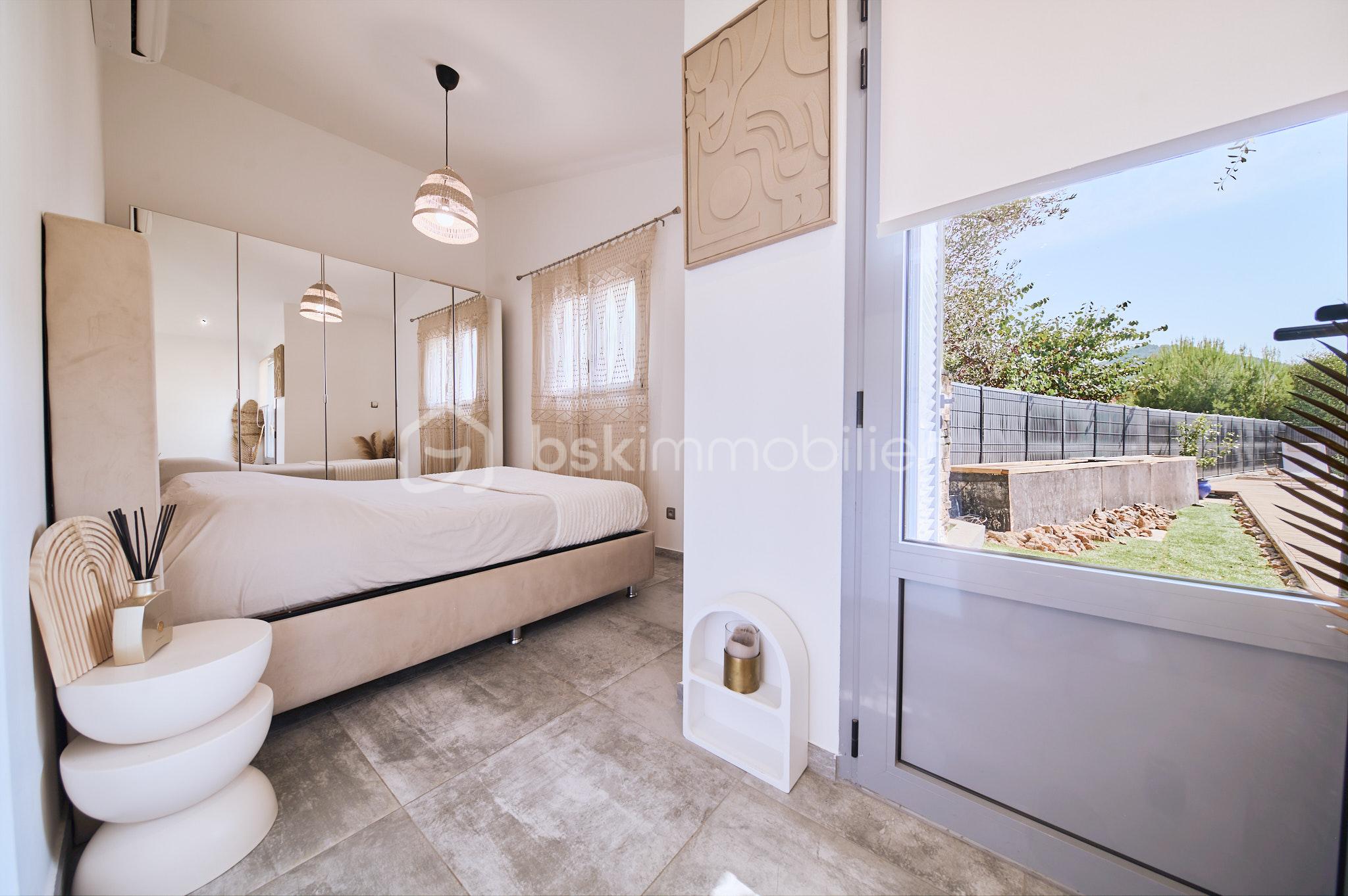 Appartement de 86 m² - chambre piscine.jpg