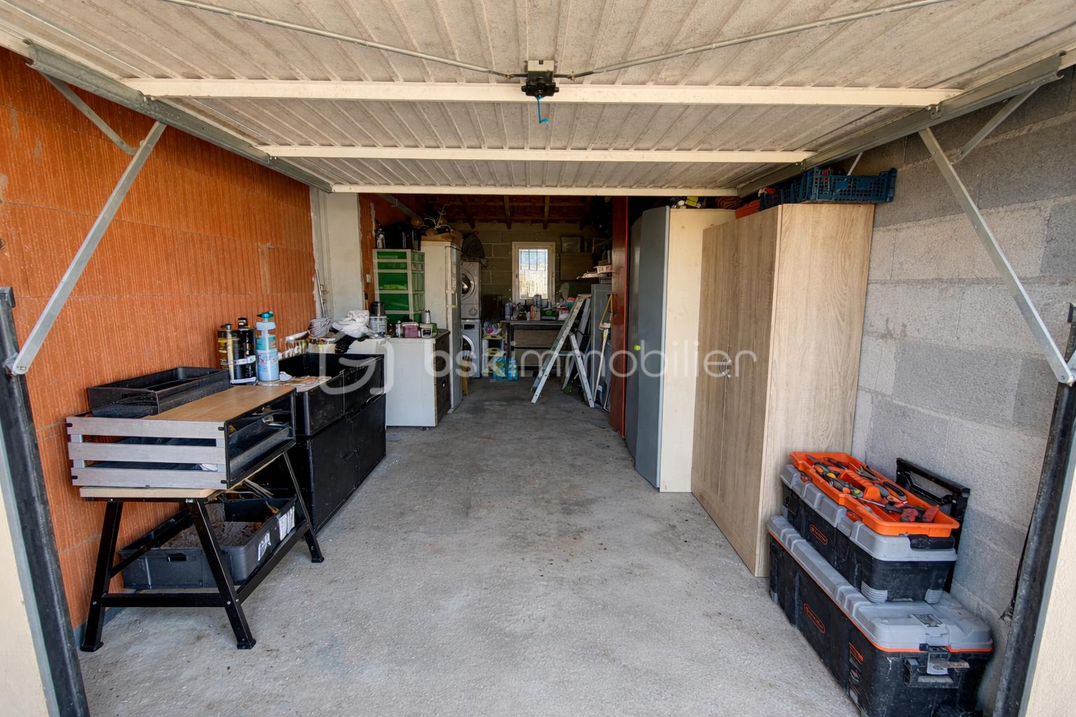 Garage bien organisé et lumineux (1).png