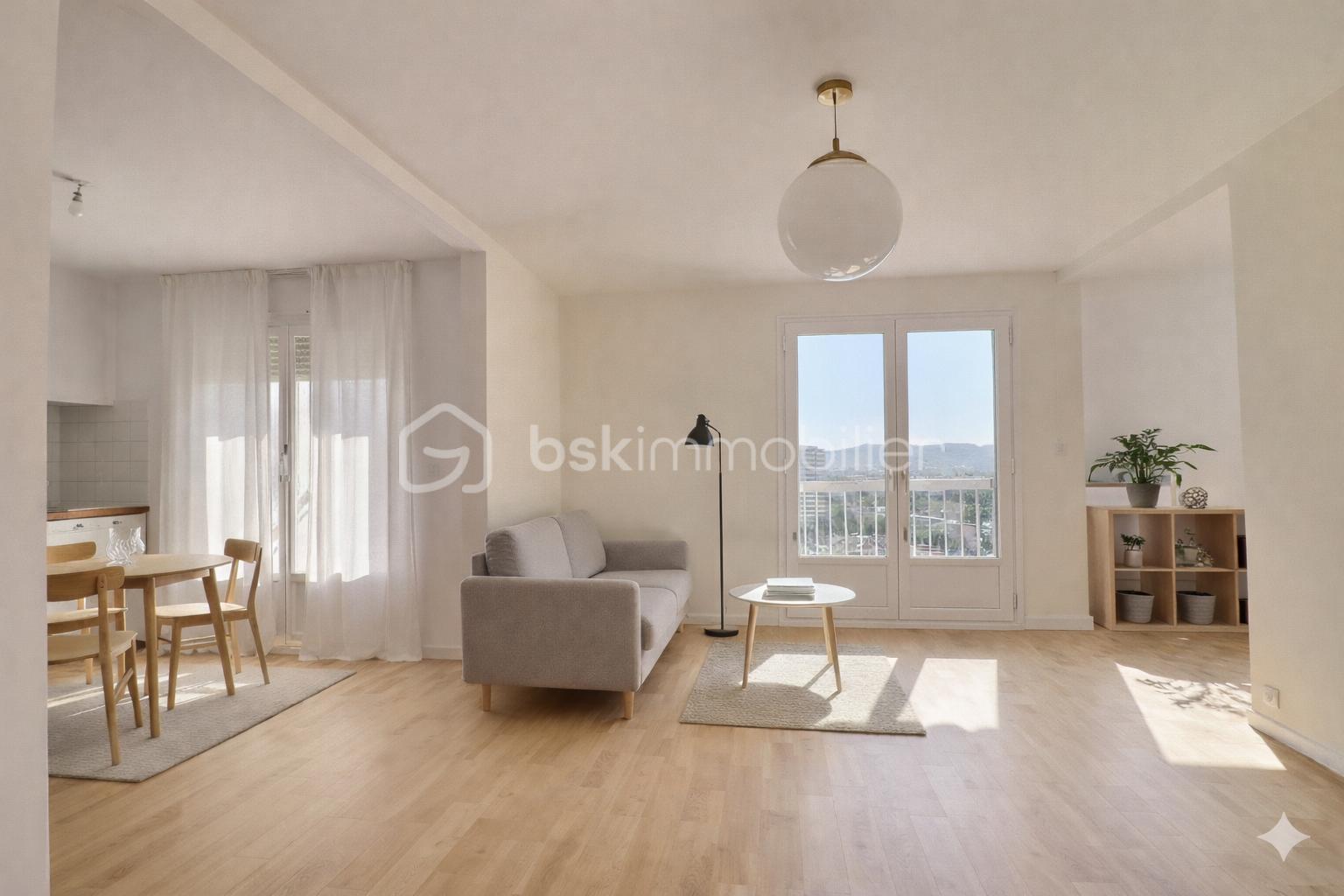 Une déco moderne avec vue urbaine.png