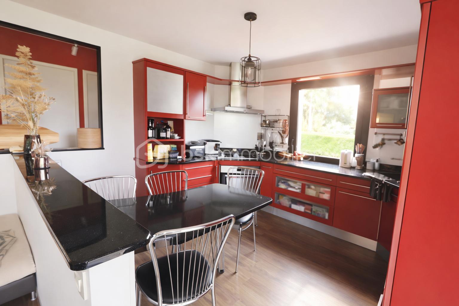 Cuisine moderne avec vue sur jardin.png