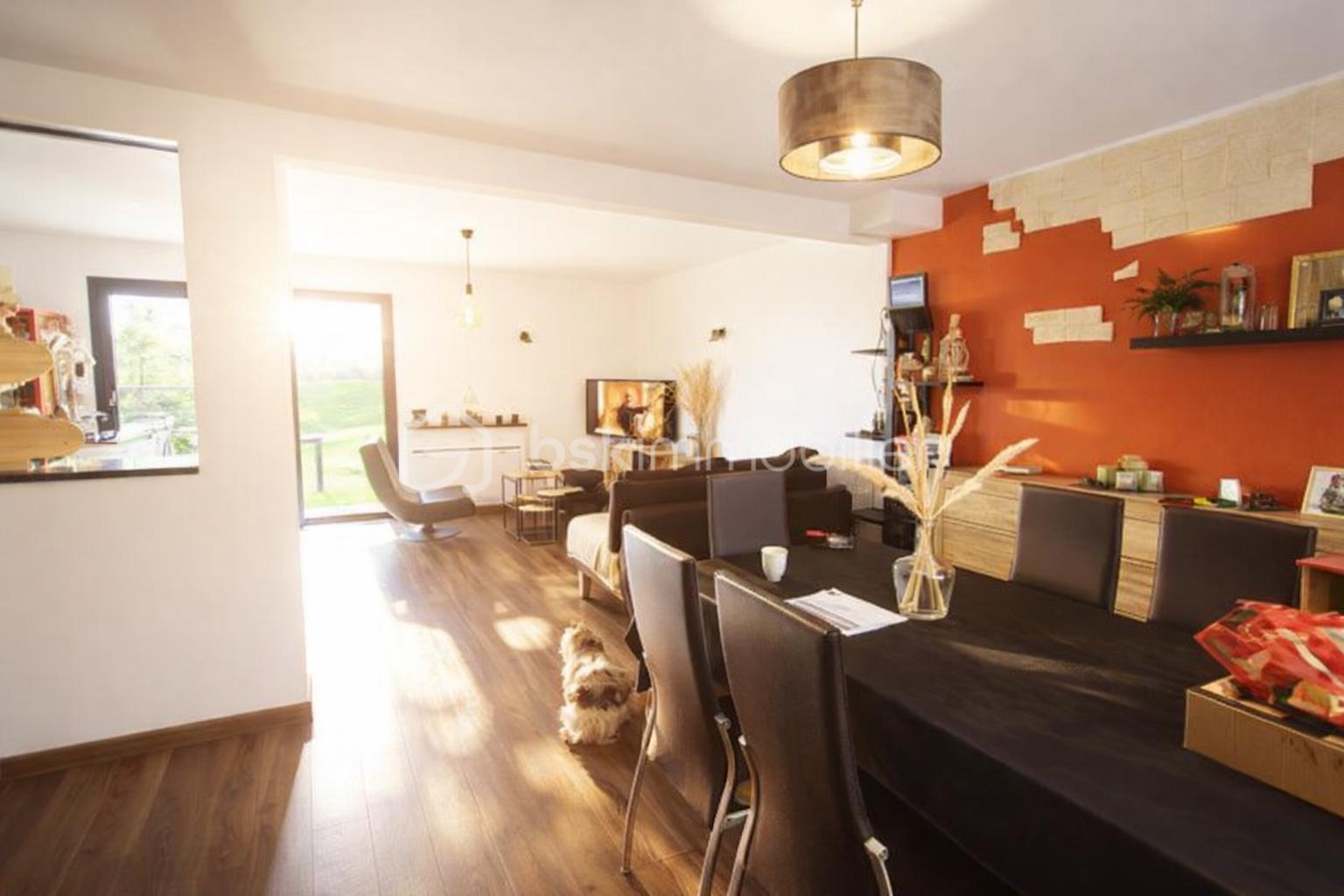 Salon moderne avec lumière naturelle.png