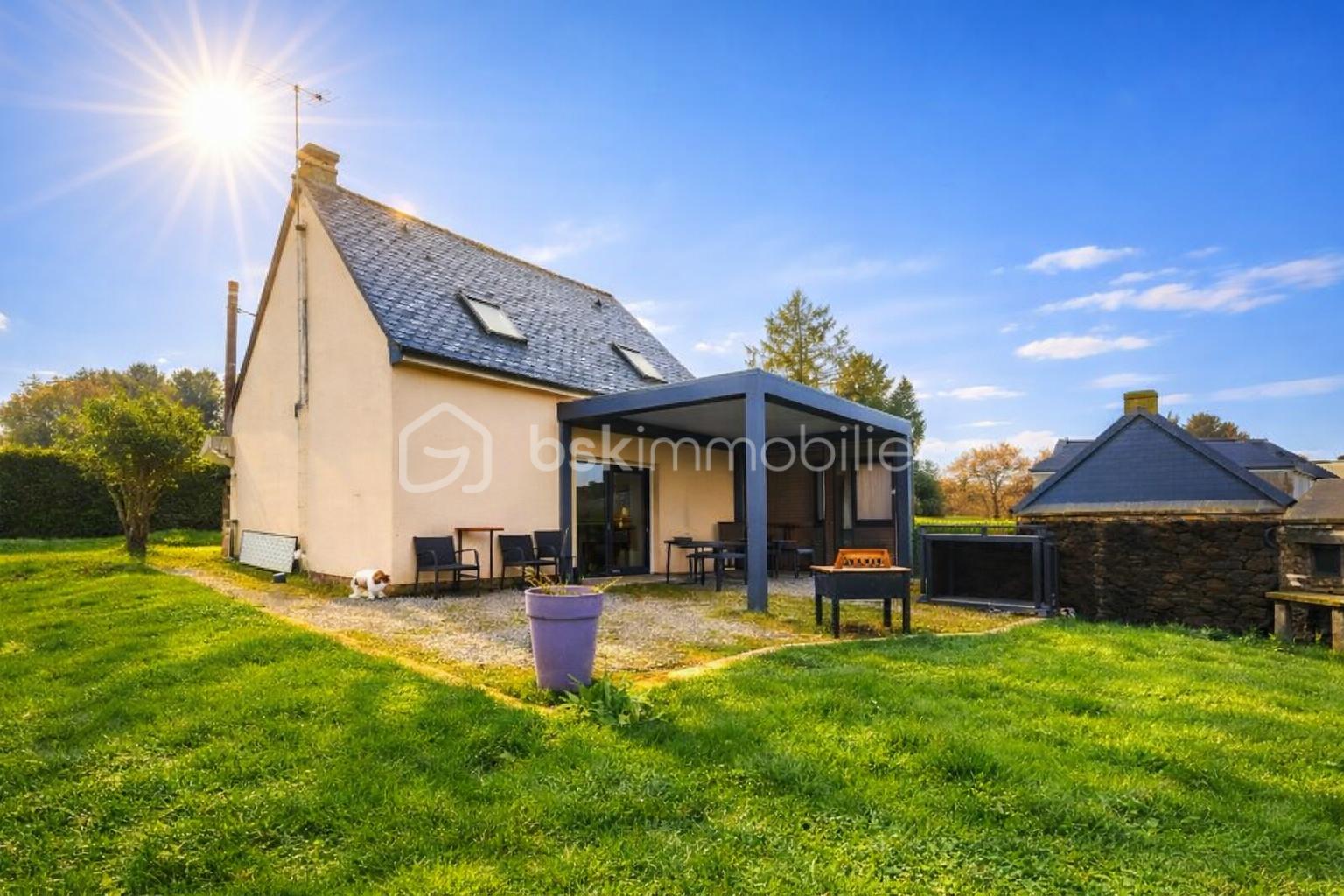 Maison ensoleillée avec patio et jardin.png