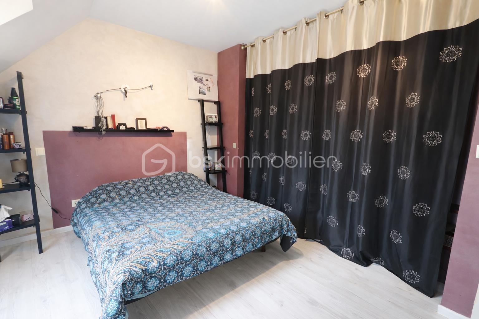 Chambre lumineuse aux couleurs harmonieuses.png