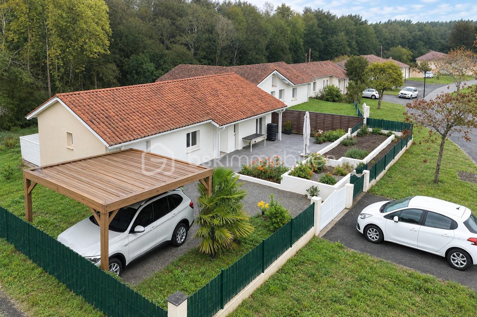 Maison familiale avec carport en bois.jpg