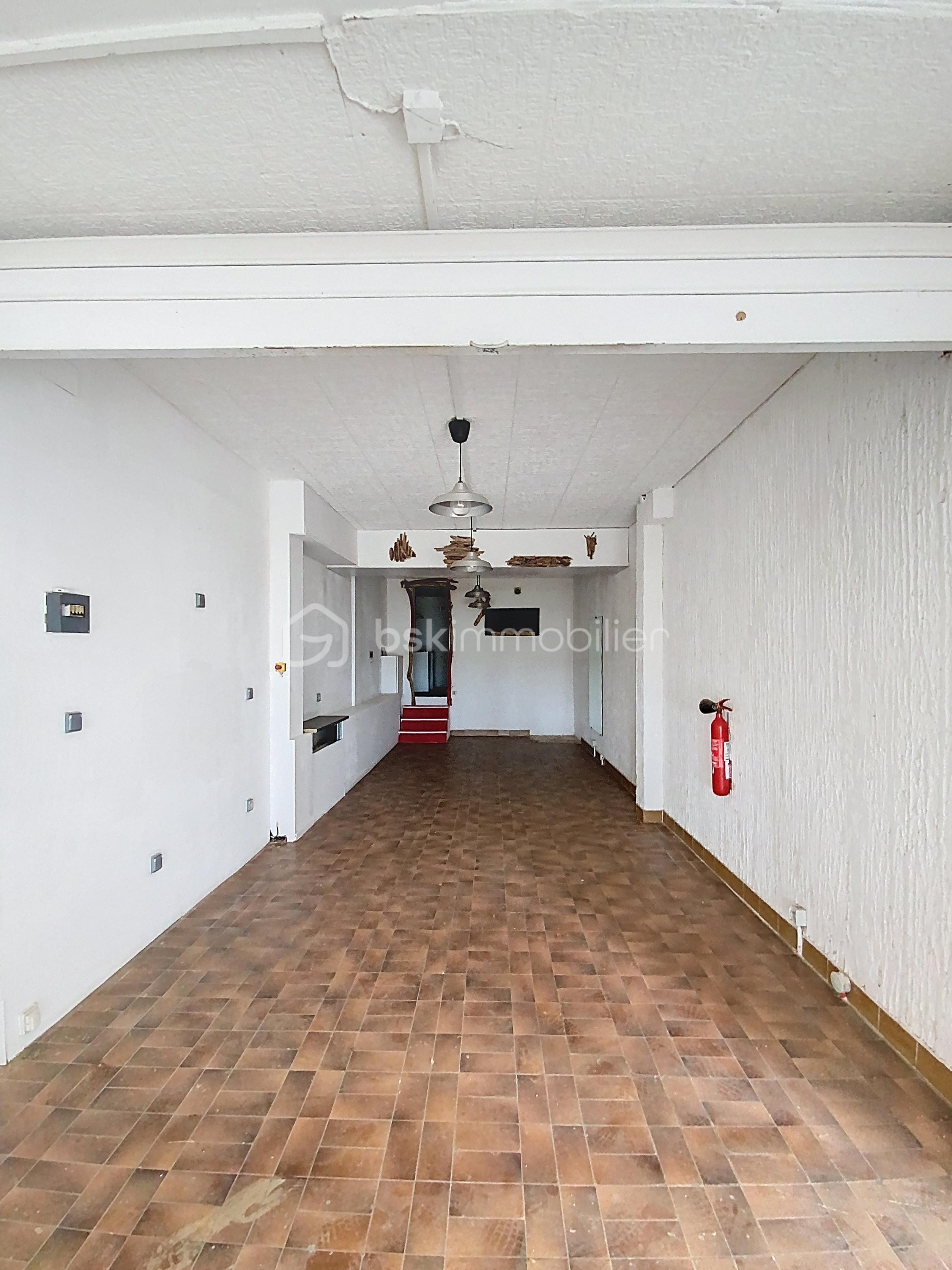 Local d activites de 45,14 m² - friperie_00001.jpg