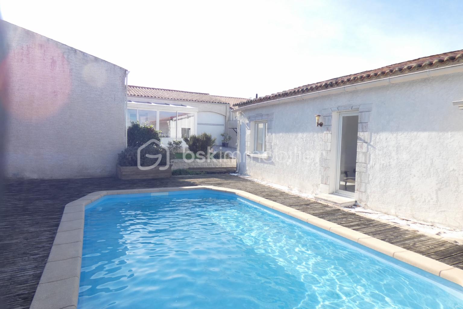 Maison traditionnelle de 121 m² - Piscine ensoleillée avec arrière-plan méditerranéen.png