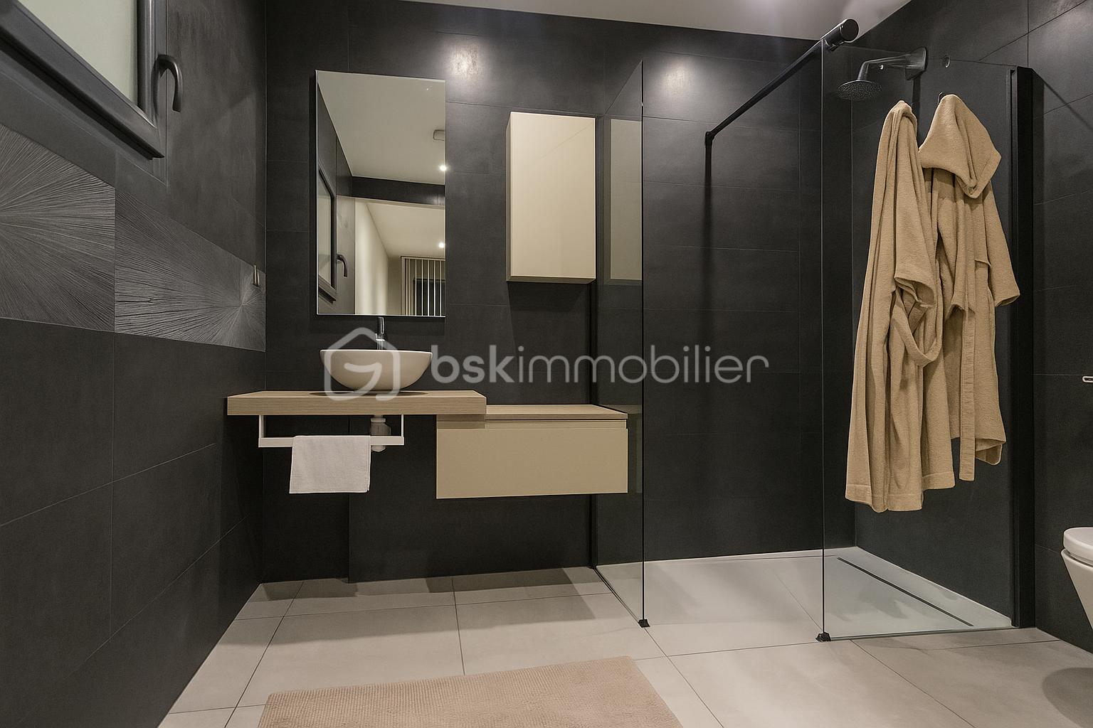 Maison de 145 m² - Salle de bain moderne et épurée.png