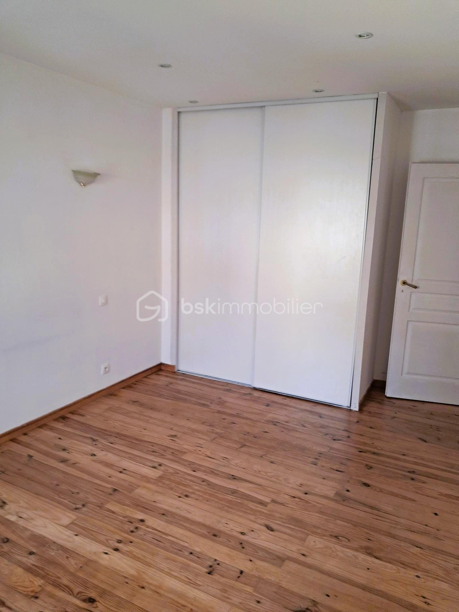 Maison de ville de 119 m² - 18 - ch1 et placards.jpg