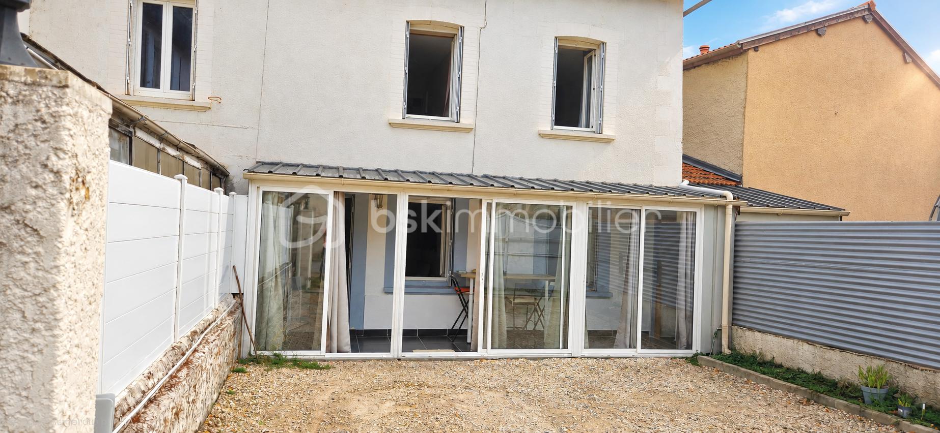 Maison baignée d’une douce lumière solaire.png