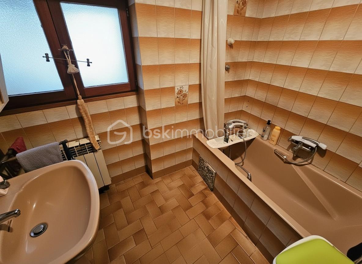 Maison de ville de 75 m² - generated_sdb.jpg