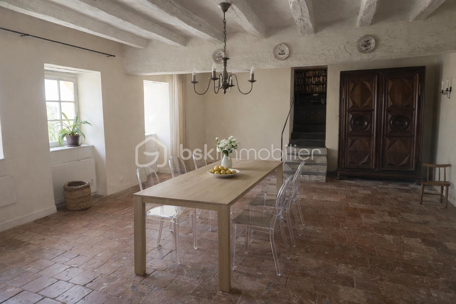 Salon lumineux avec table en bois.png