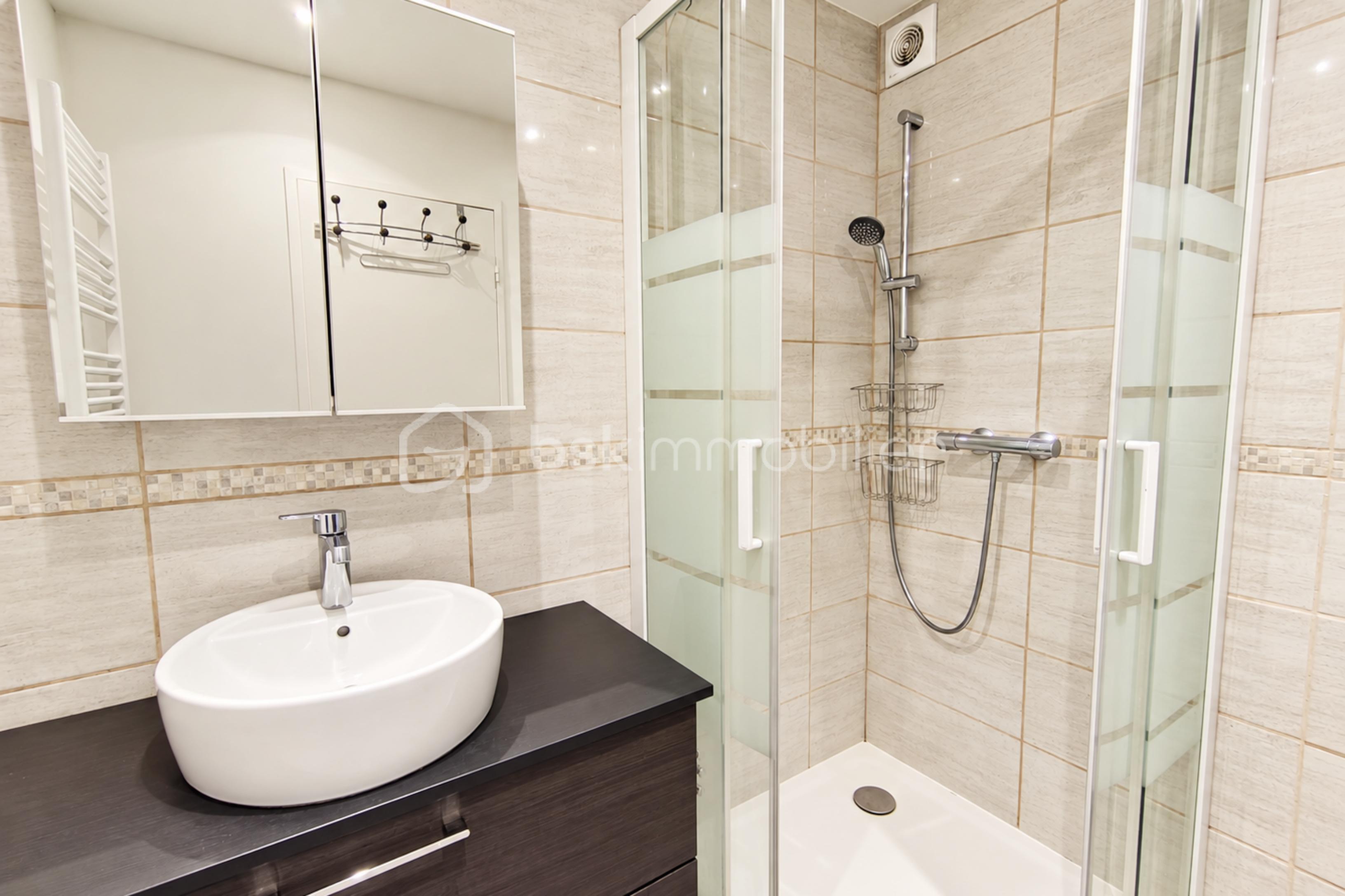 resize_Salle de bains moderne avec douche vitrée.png