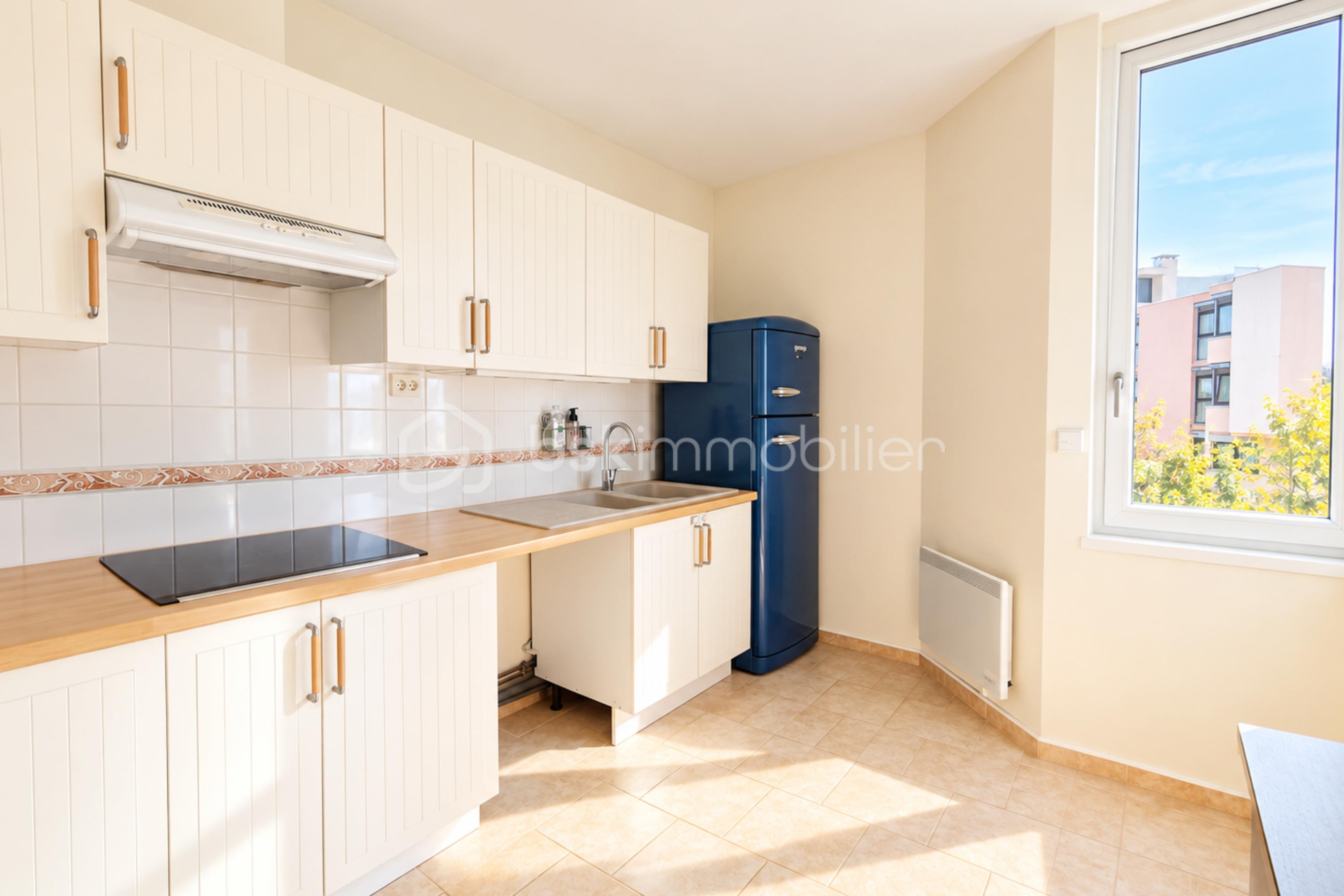 resize_Cuisine moderne baignée de lumière naturelle.png