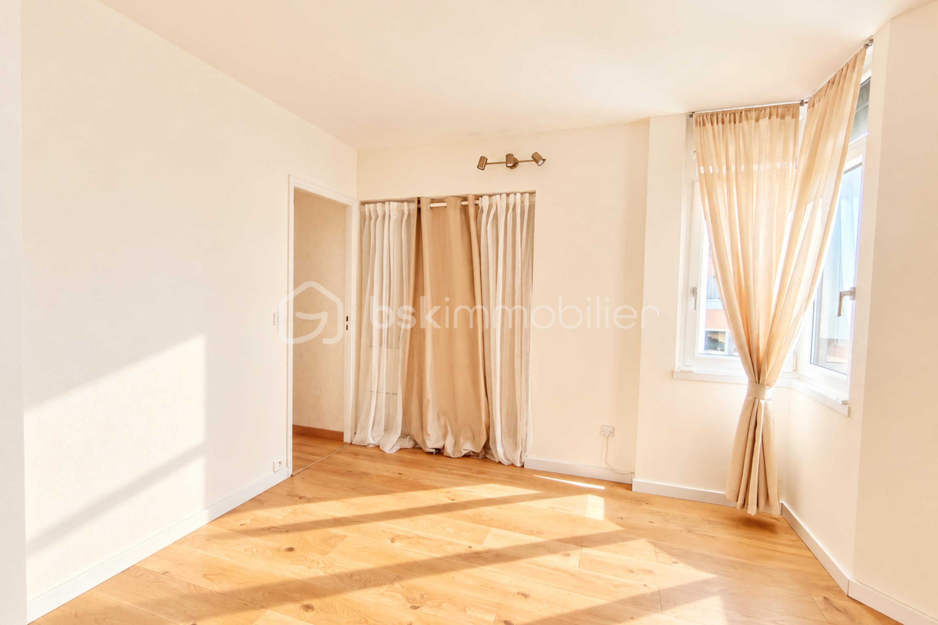 resize_Intérieur baigné de soleil et rideaux beiges.png