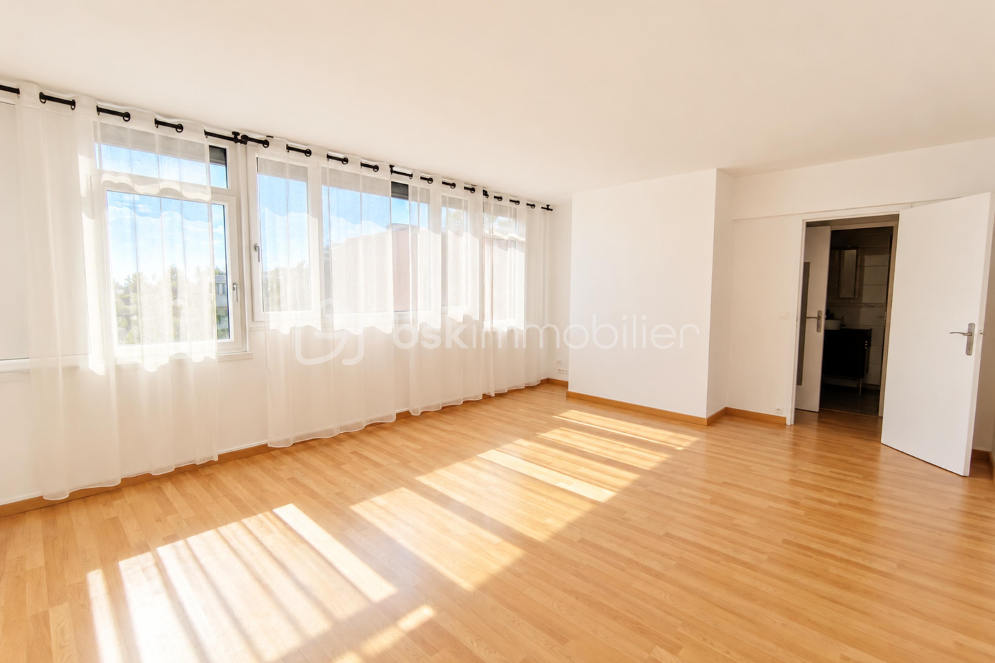 resize_Salon moderne baigné de lumière naturelle (1).png