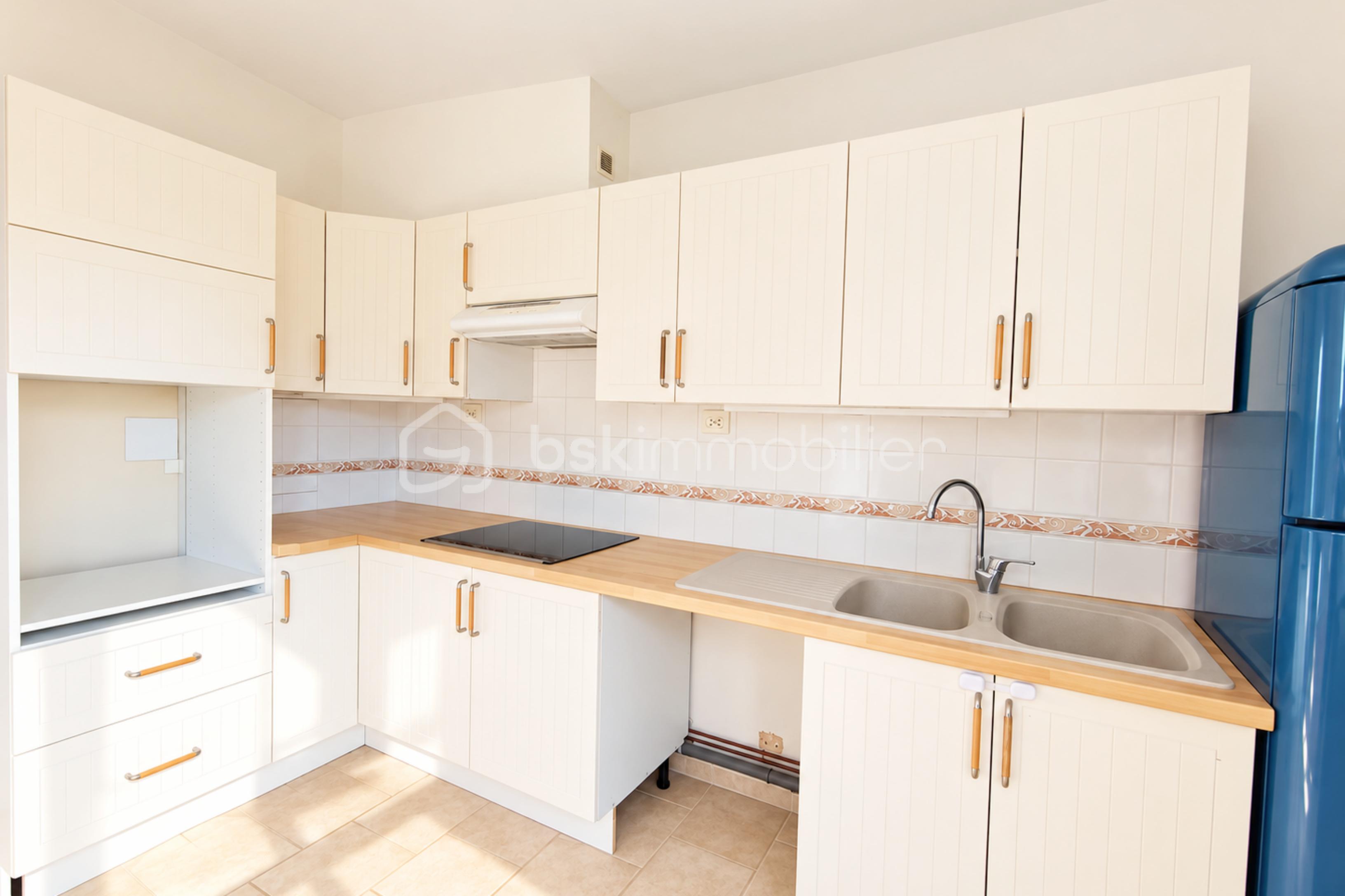 resize_Cuisine moderne ivoire et bois ensoleillée.png