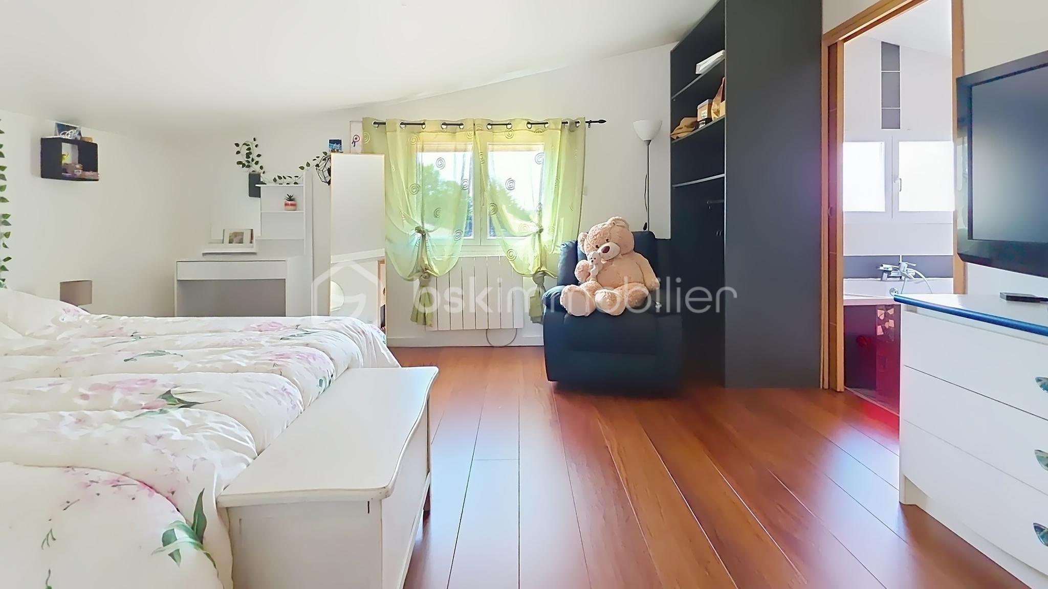 Maison de 205 m² - ETAGE CHAMBRE N2 accés salle d eau.jpeg