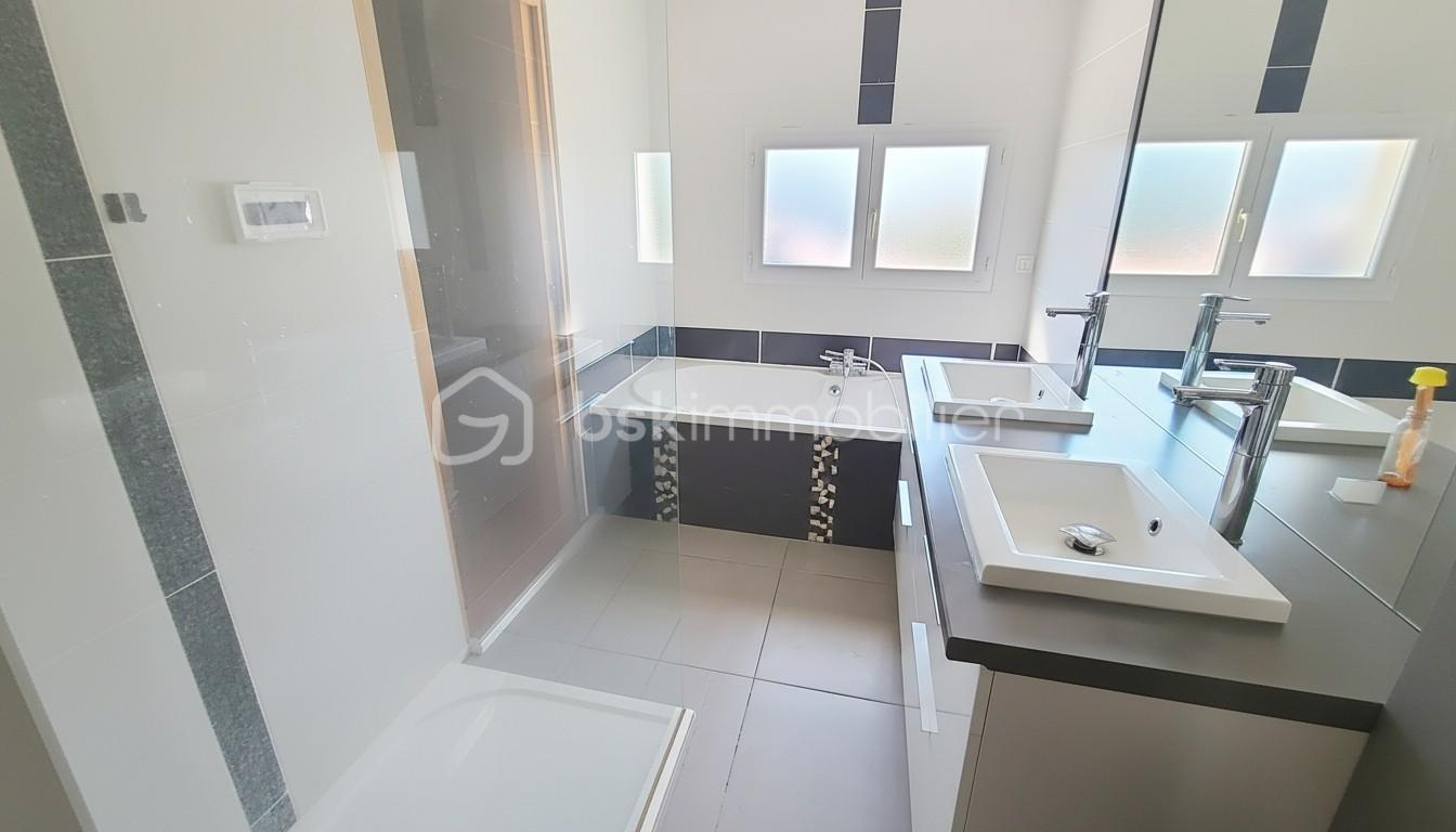 Maison de 205 m² - ETAGE SALLE BAIN ET EAU.jpeg