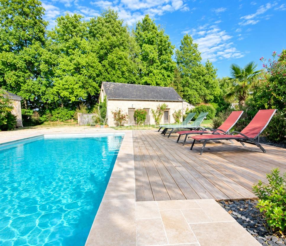 piscine avec local tech en arriére plan.png