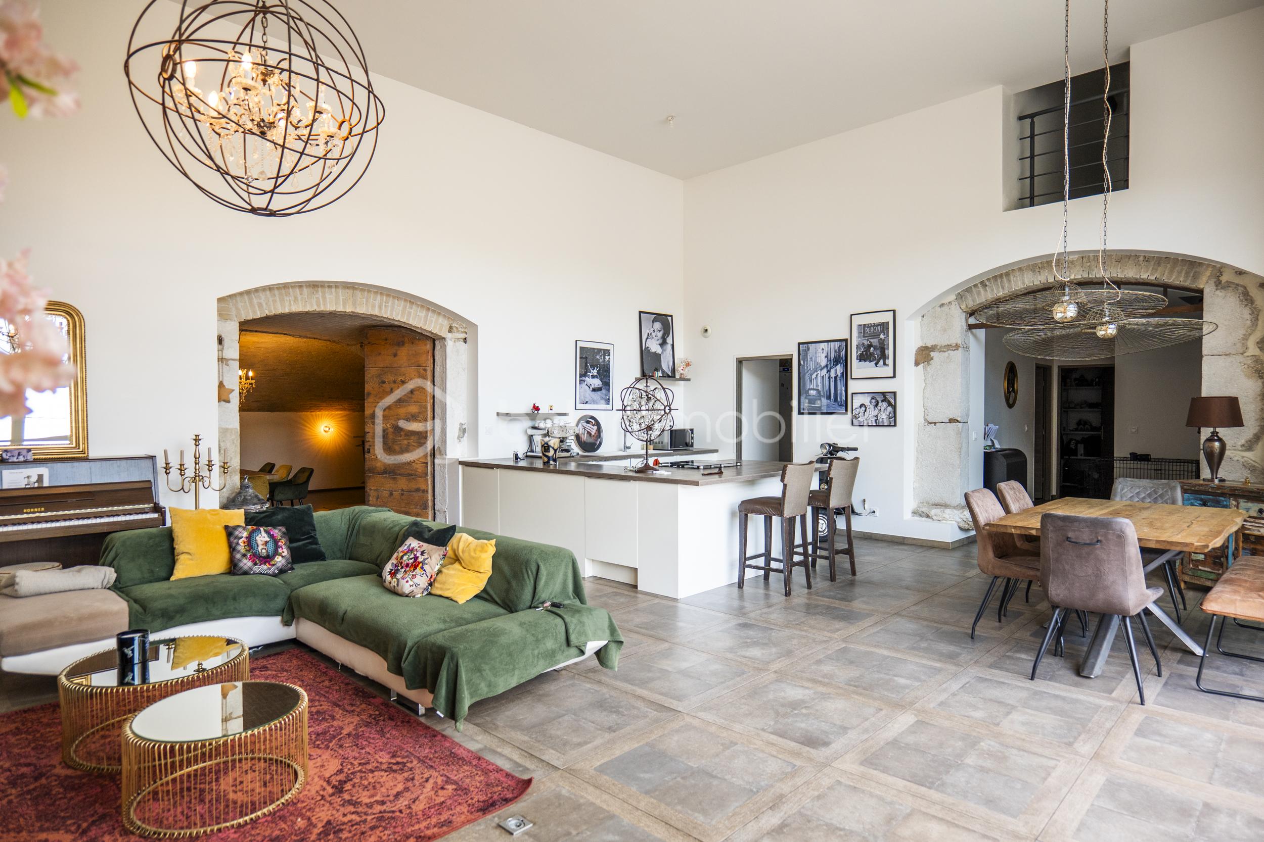 Corps de ferme de 270 m² - pièce de vie 3.jpg