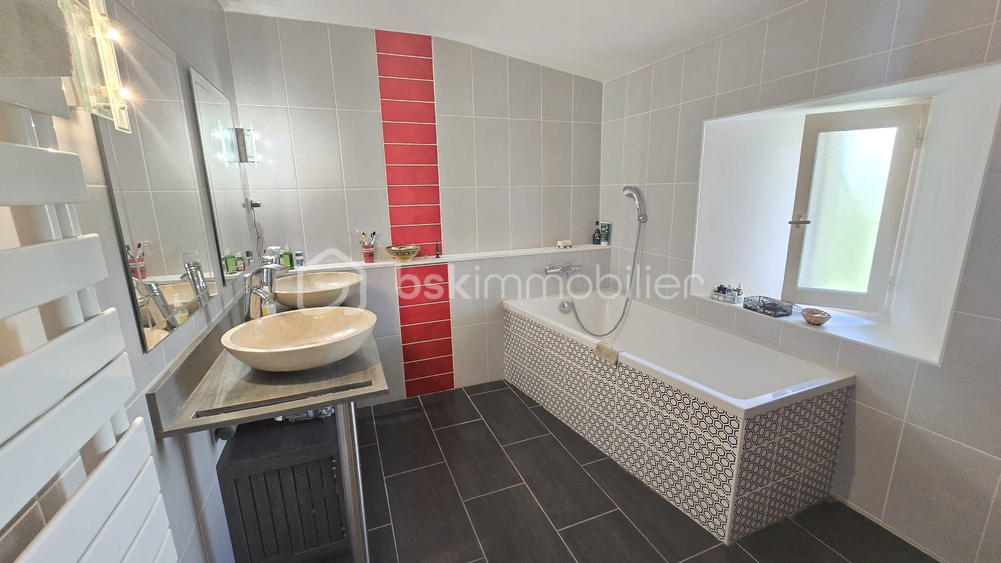 Maison de 530 m² - salle deau.jpg