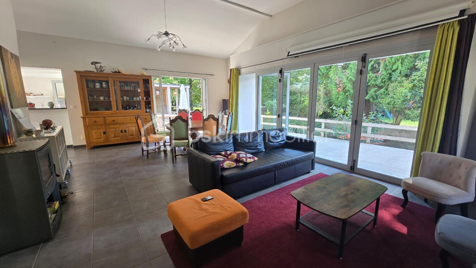 Maison de 530 m² - salle.jpg