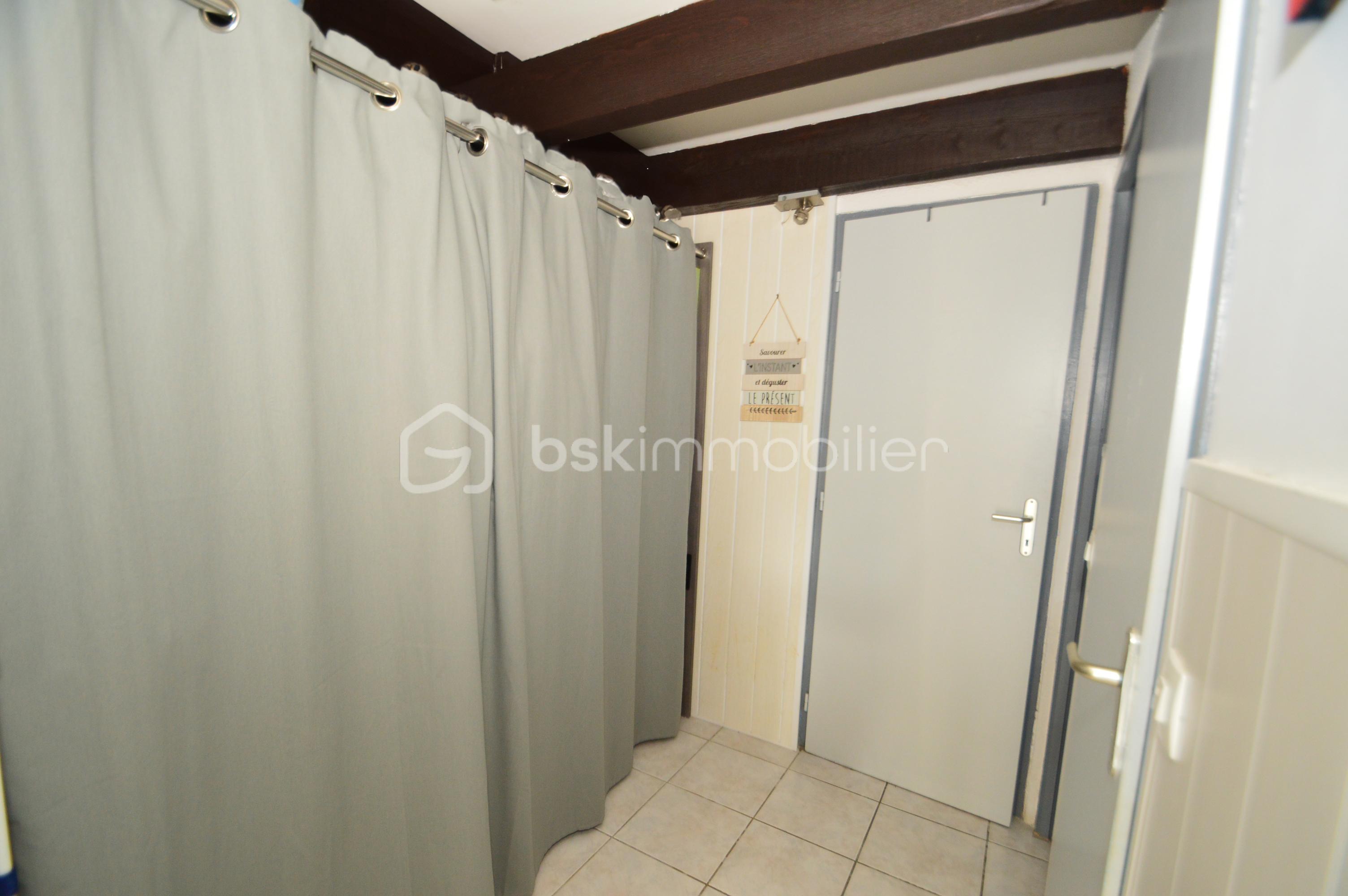 Maison traditionnelle de 26,76 m² - DEGAGEMENT AVEC DRESSING.jpg