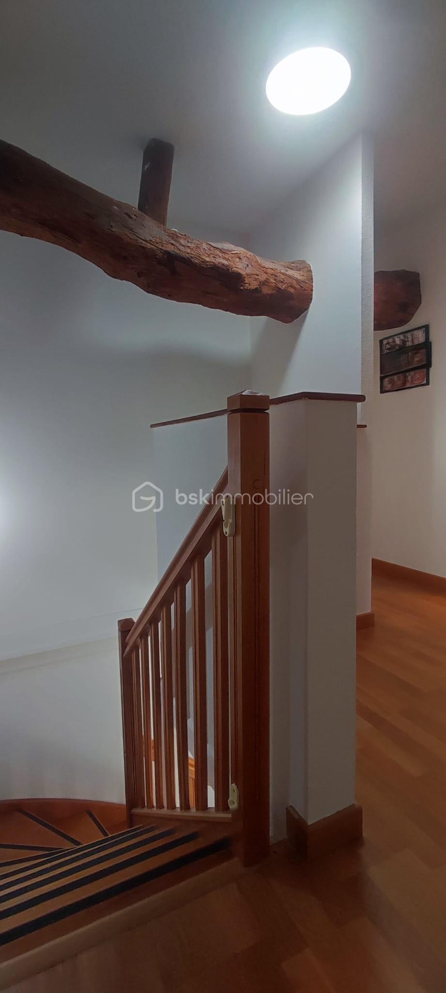 Maison de village de 120 m² - escalier haut.jpg