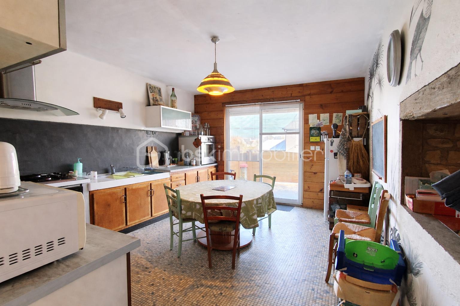 Cuisine rustique et lumineuse en journée.png