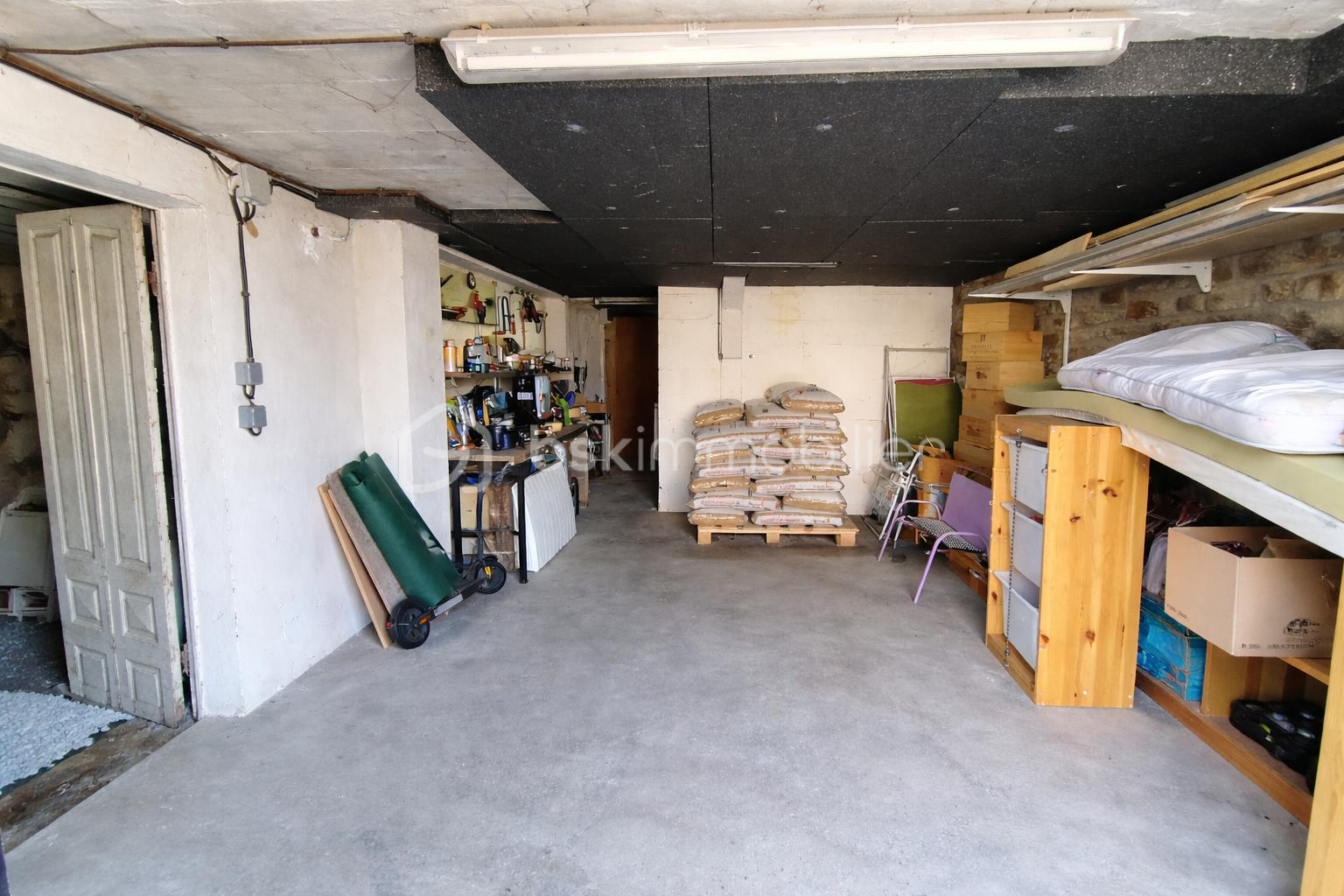 Garage bien organisé et spacieux.png