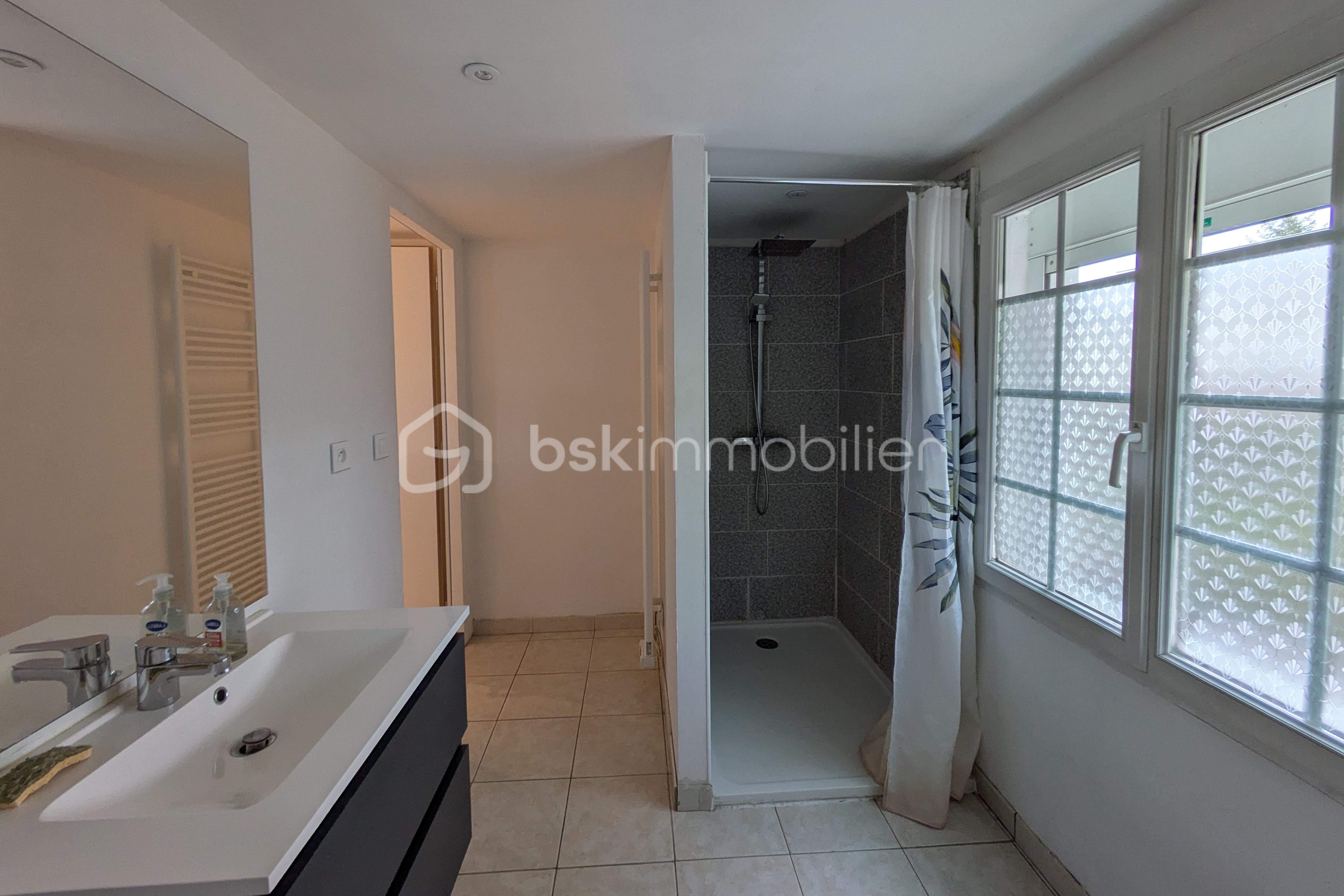 Maison traditionnelle de 212 m² - 12 - Salle d'eau T2.jpg