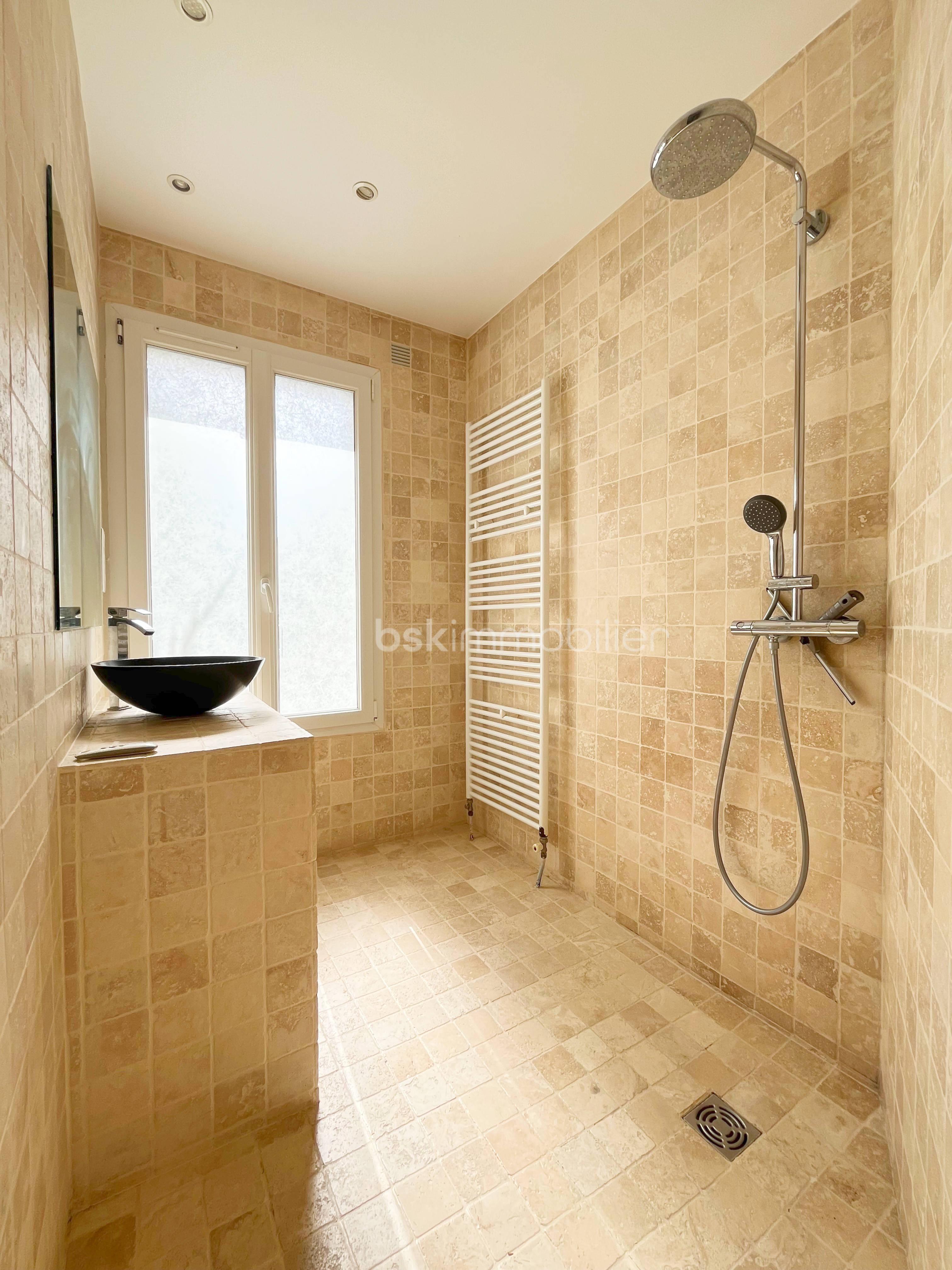 Maison de 210 m² - SDB Bas.jpg