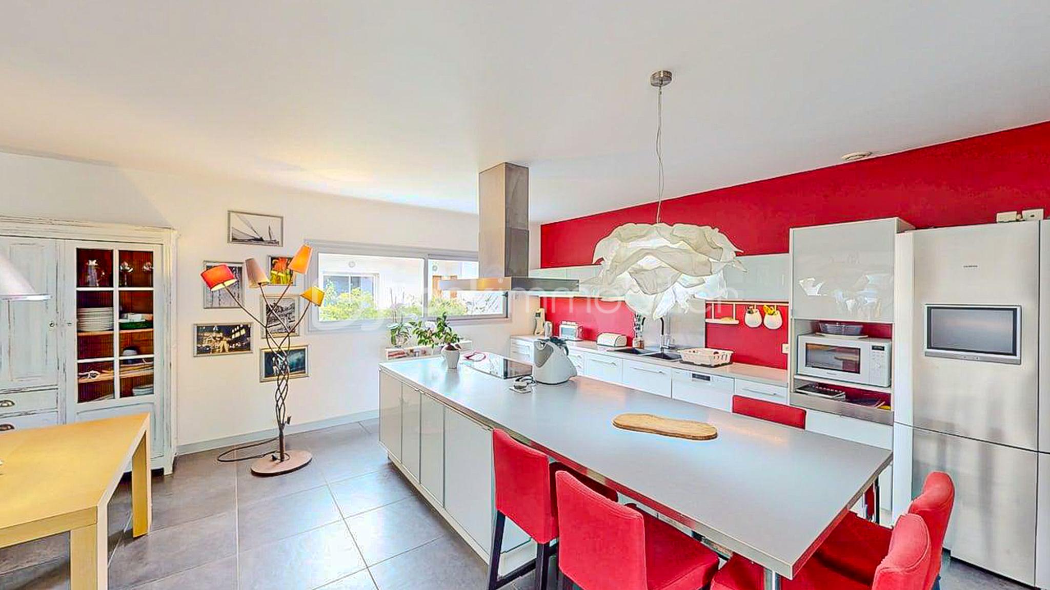 Maison de 450 m² - Propriete-haut-de-gamme-de-450m-composee-dune-maison-principale-de-plain-pied-2-dependances-piscine-sur-2-niveaux-05102025_164849.jpg