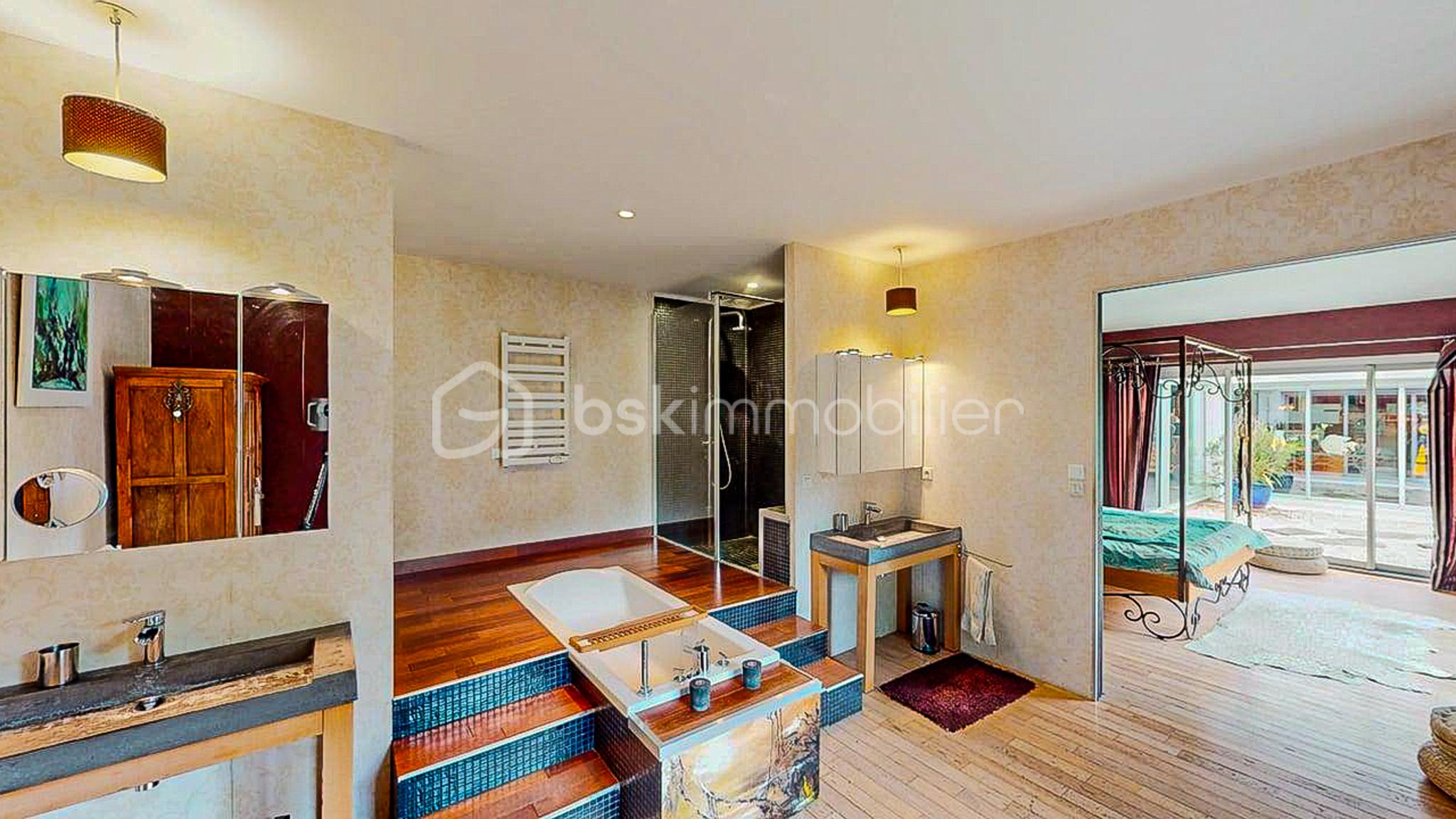 Maison de 450 m² - Propriete-haut-de-gamme-de-450m-composee-dune-maison-principale-de-plain-pied-2-dependances-piscine-sur-2-niveaux-05102025_164342.jpg
