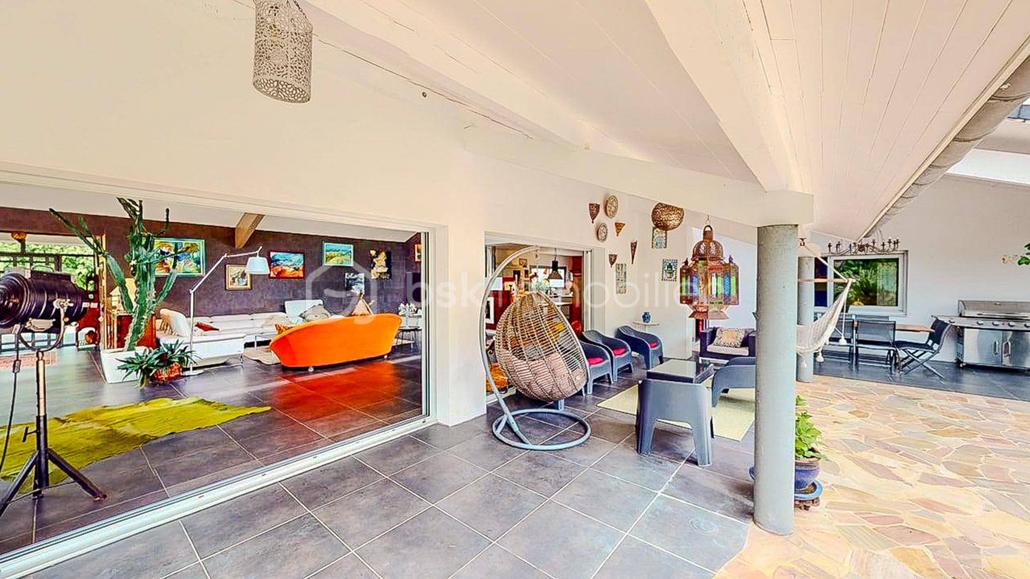 Maison de 450 m² - Propriete-haut-de-gamme-de-450m-composee-dune-maison-principale-de-plain-pied-2-dependances-piscine-sur-2-niveaux-05102025_163811.jpg