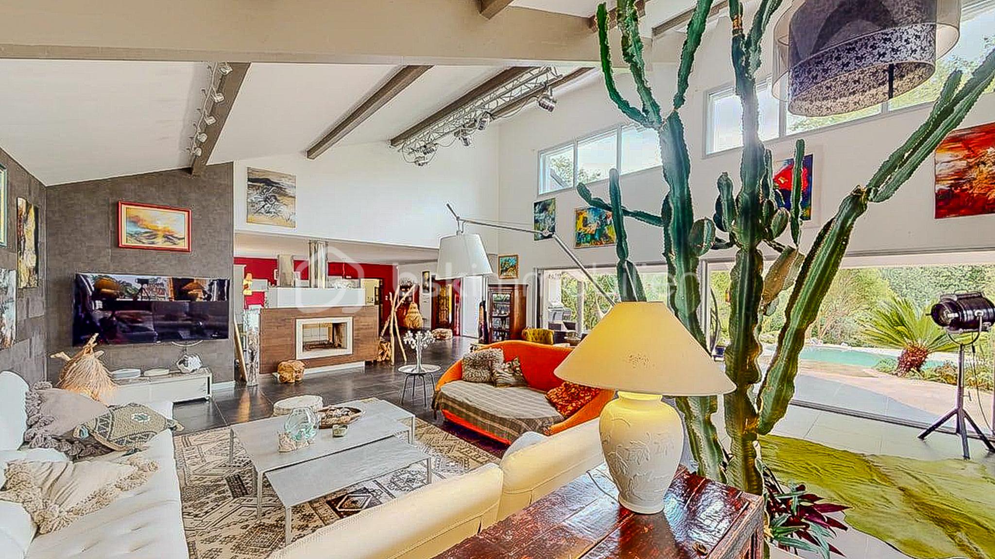 Maison de 450 m² - Propriete-haut-de-gamme-de-450m-composee-dune-maison-principale-de-plain-pied-2-dependances-piscine-sur-2-niveaux-05102025_164520.jpg