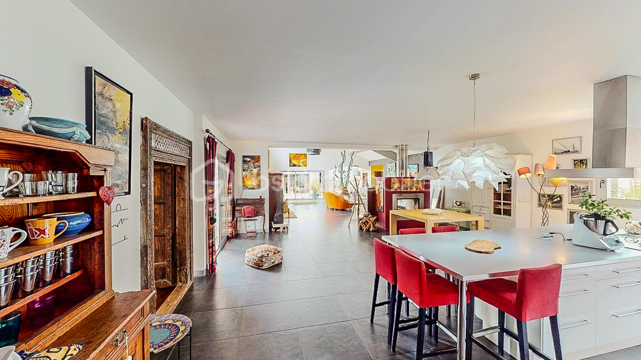 Maison de 450 m² - Propriete-haut-de-gamme-de-450m-composee-dune-maison-principale-de-plain-pied-2-dependances-piscine-sur-2-niveaux-05102025_164914.jpg