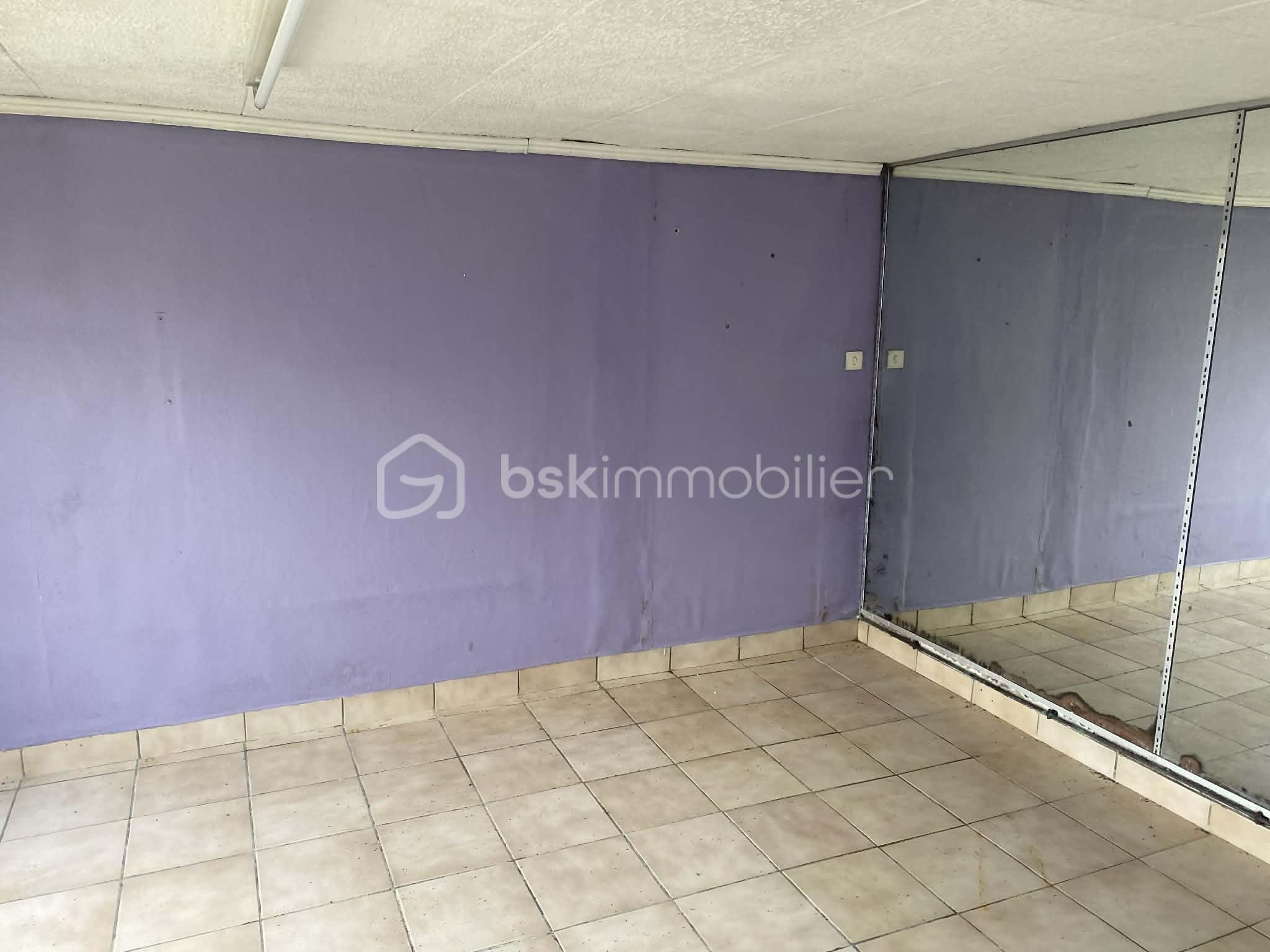 Local d'activités de 90 m² - 88e0961a-93dc-4ceb-8456-388a31a8a1fa.jfif