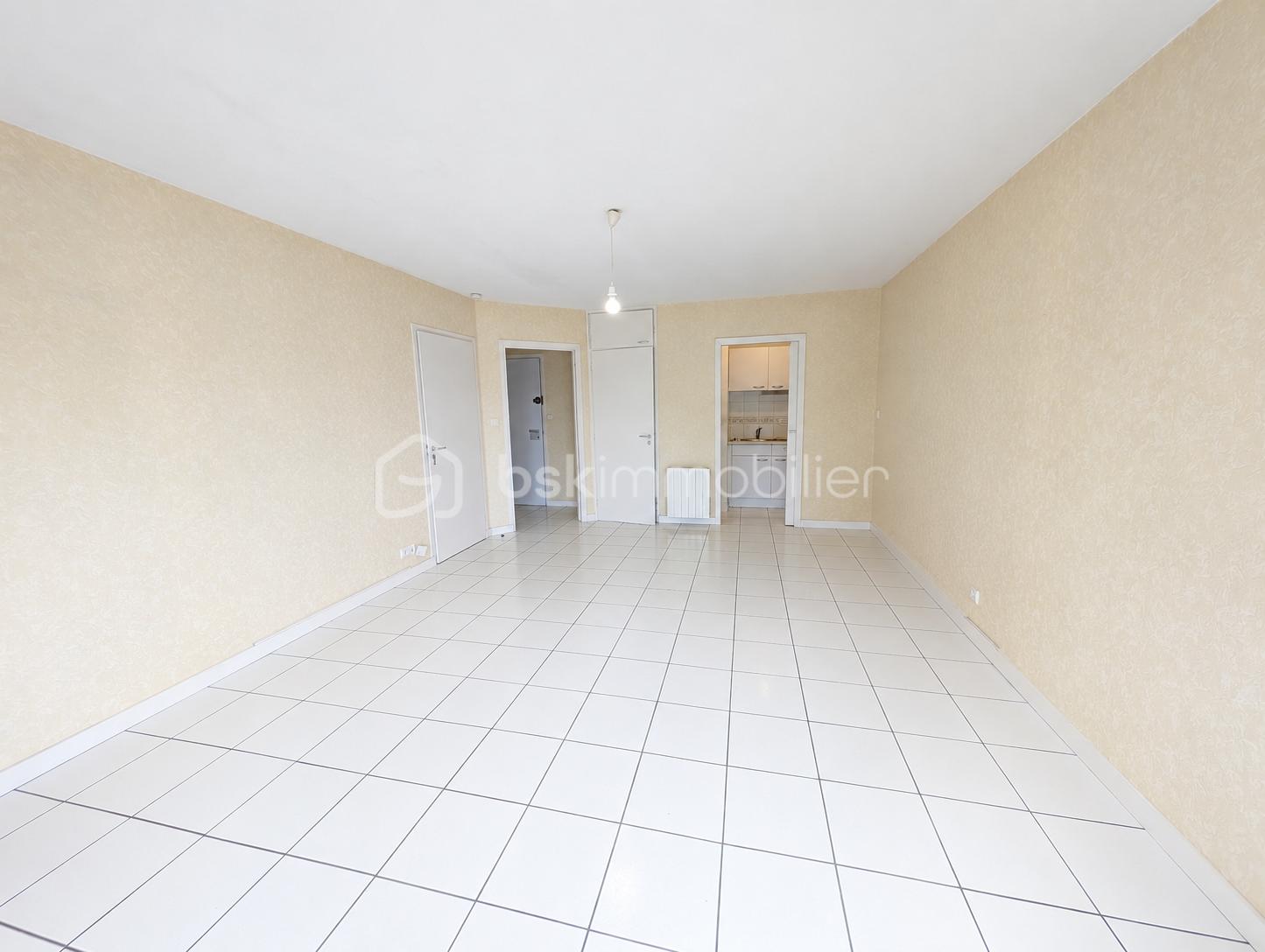 Appartement épuré, placard fermé.png