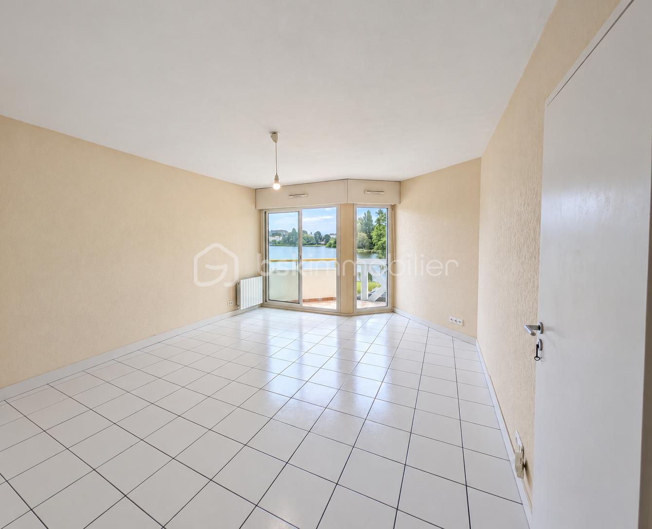 Appartement épuré avec vue sur l’étang 1.png