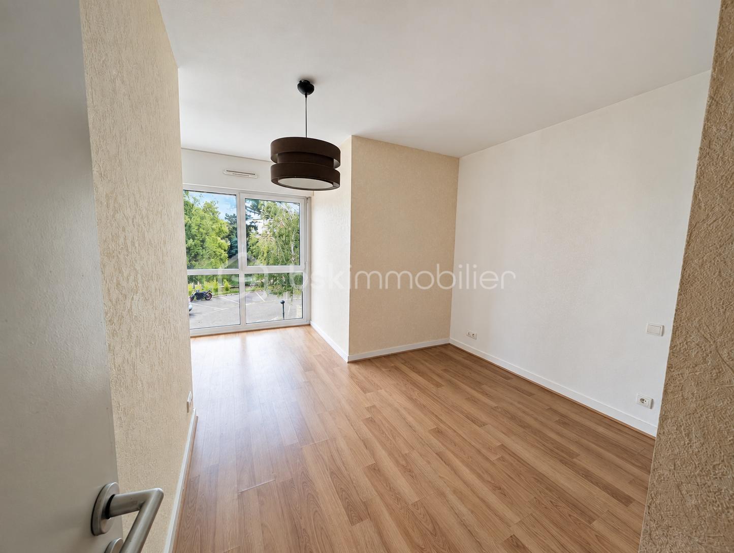 Chambre vide, fenêtre sur les arbres.png