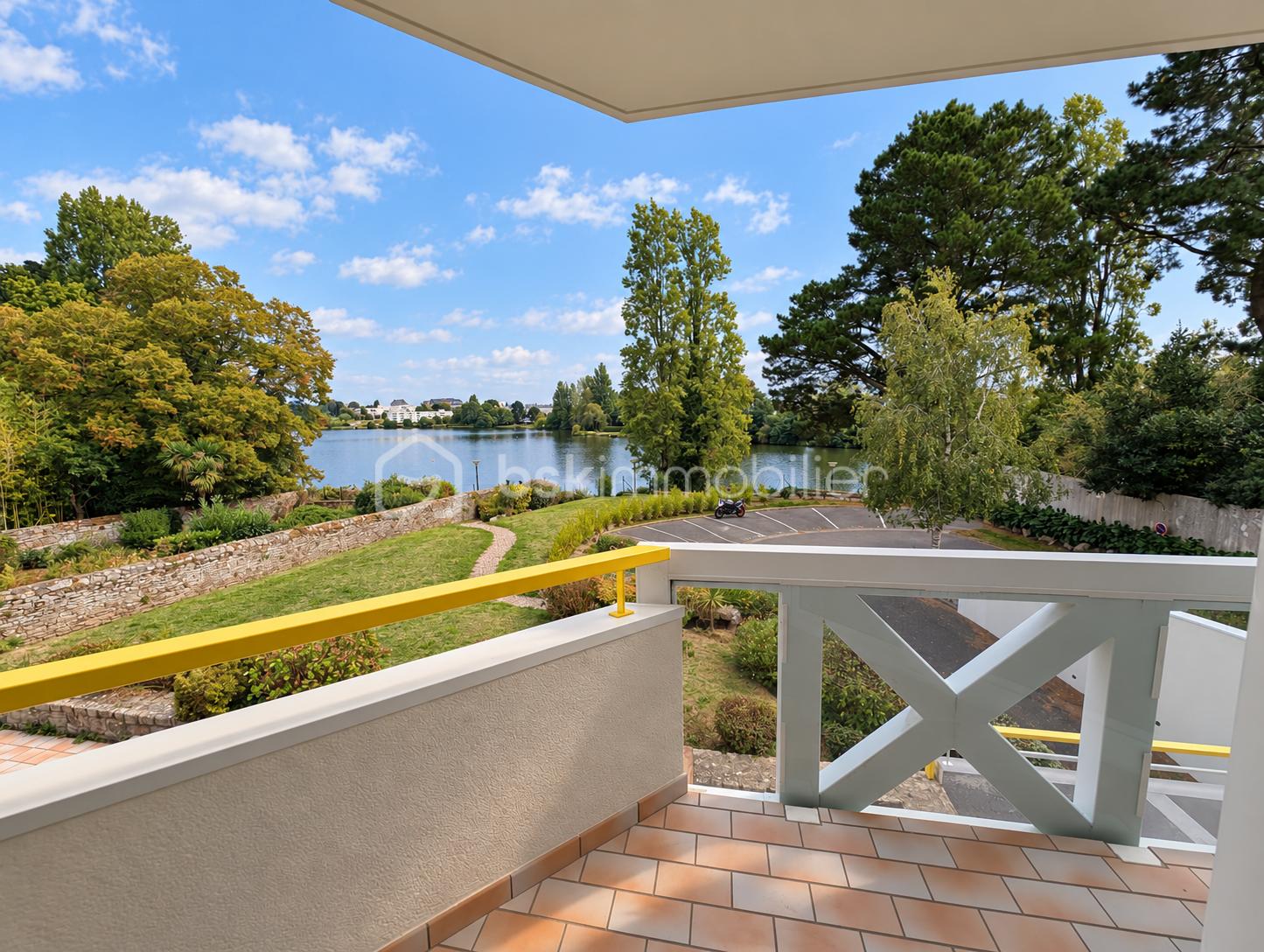 Balcon sur le lac, ciel bleu.png