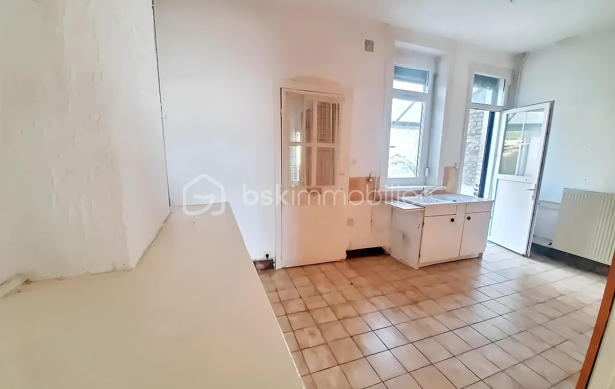 Maison de ville de 70,20 m² - HB SEV OKOK CUIS v cour en l'etat (2).jpg