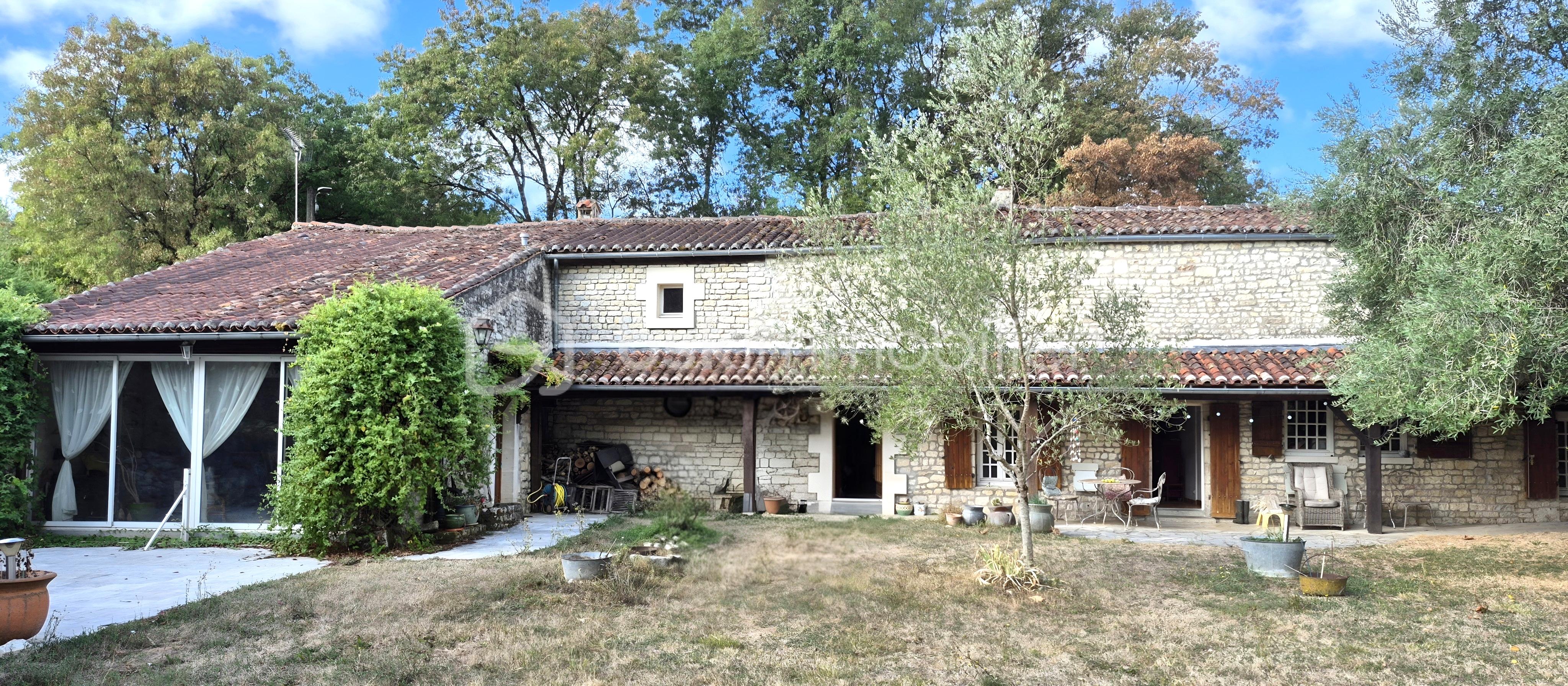 Maison 10 pièces 309 m² · à Saint-Séverin-sur-Boutonne · 309 m² · 420 000 €