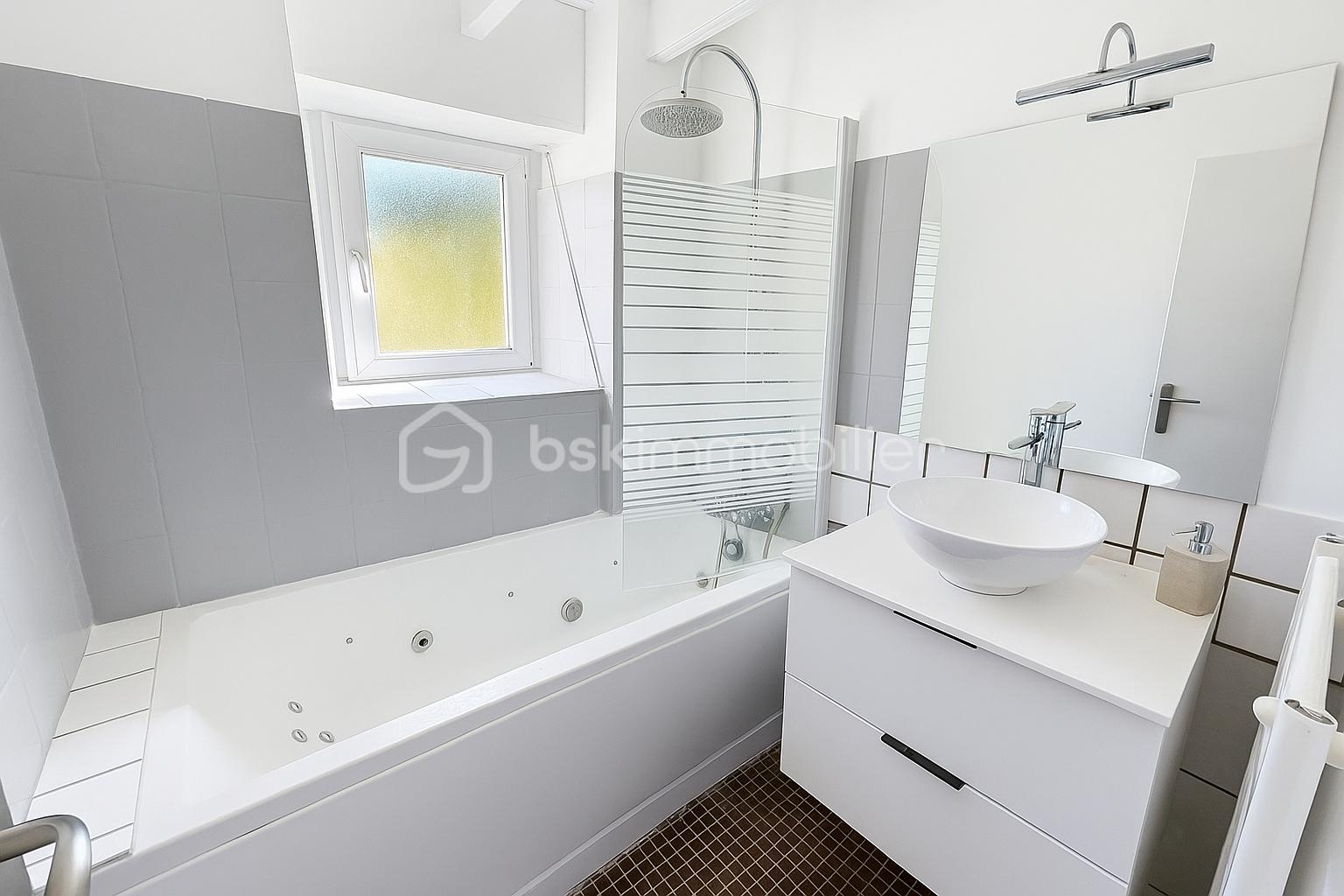 Maison de 101 m² - Salle de bain moderne et épurée.png