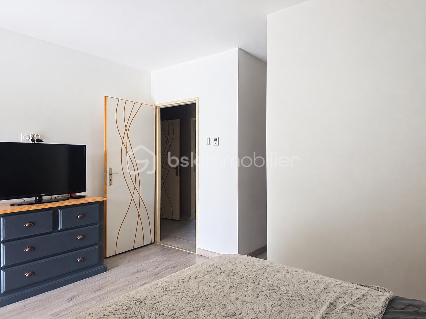 Chambre moderne, porte aux courbes élégantes.png